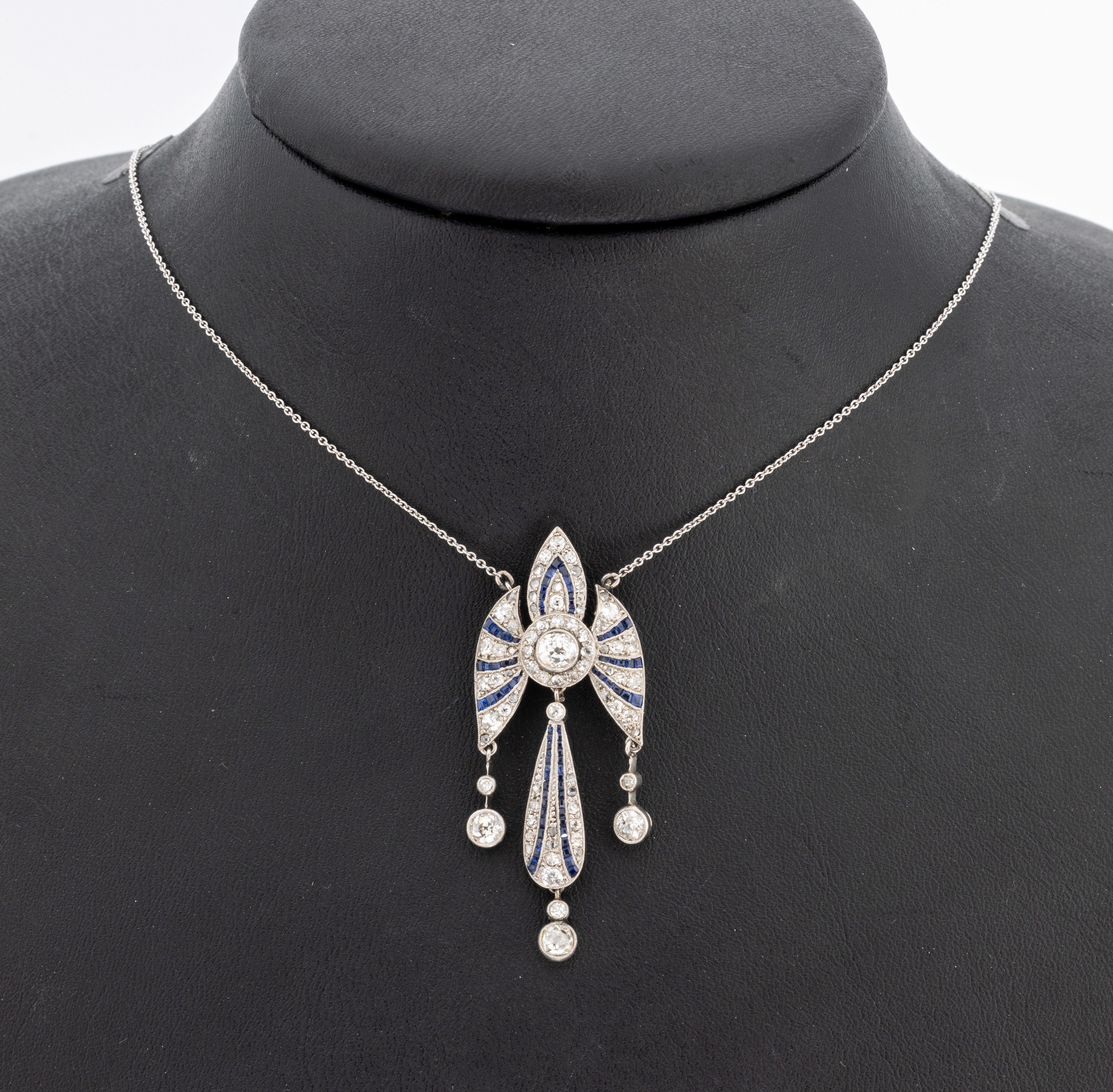 Platin Art-Deco-Diamant-Saphir-Collier, 1920erJahre, Pt gepr., eingeschliffene Saphire zus. ca. 0.80 ct, Altschliffdiamanten zus. ca. 2.50 ct ...