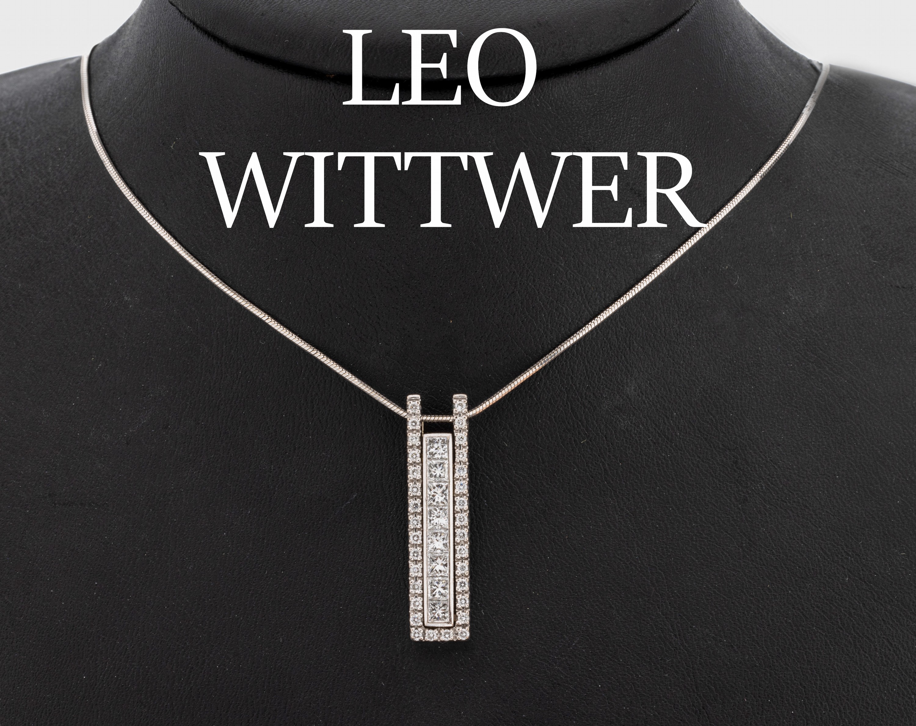 18 kt Gold LEO WITTWER Diamant-Anhänger, WG 750/000, länglich, 8 Princess Cut Diamanten zus. ca. 1.19 ct (grav.) feines Weiß-Weiß/vs, 32 ...