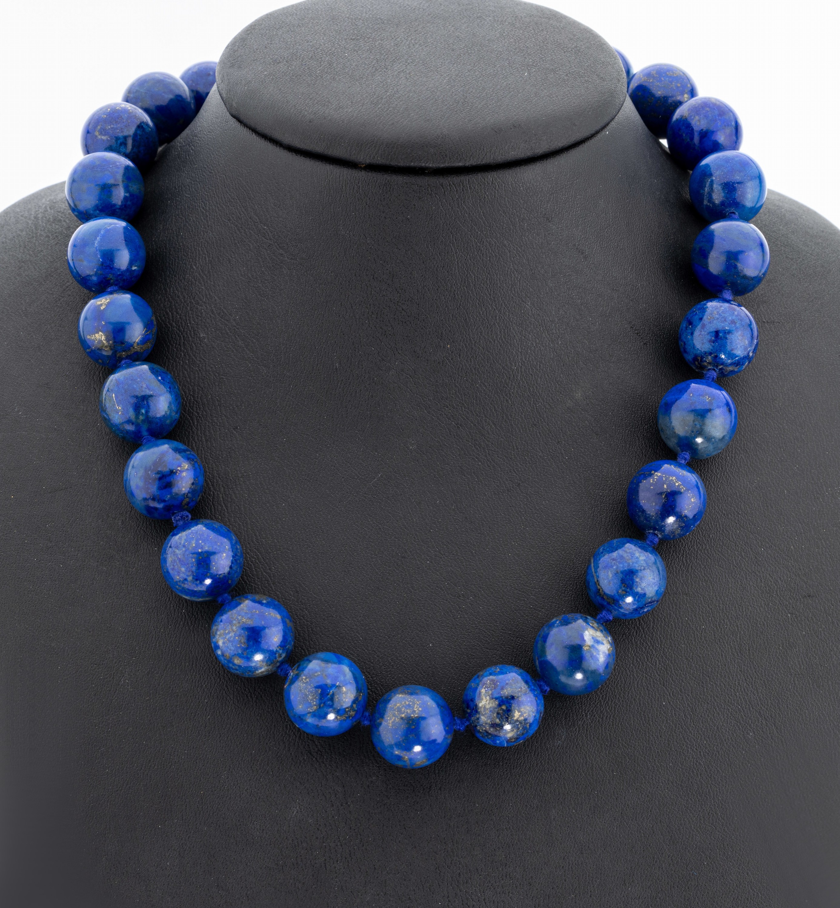 Lapislazuli-Collier, endlos, Lapislazuli- Kugeln, D. ca. 14 mm, mit Pyriteinschlüssen, L. ca. 80 cm