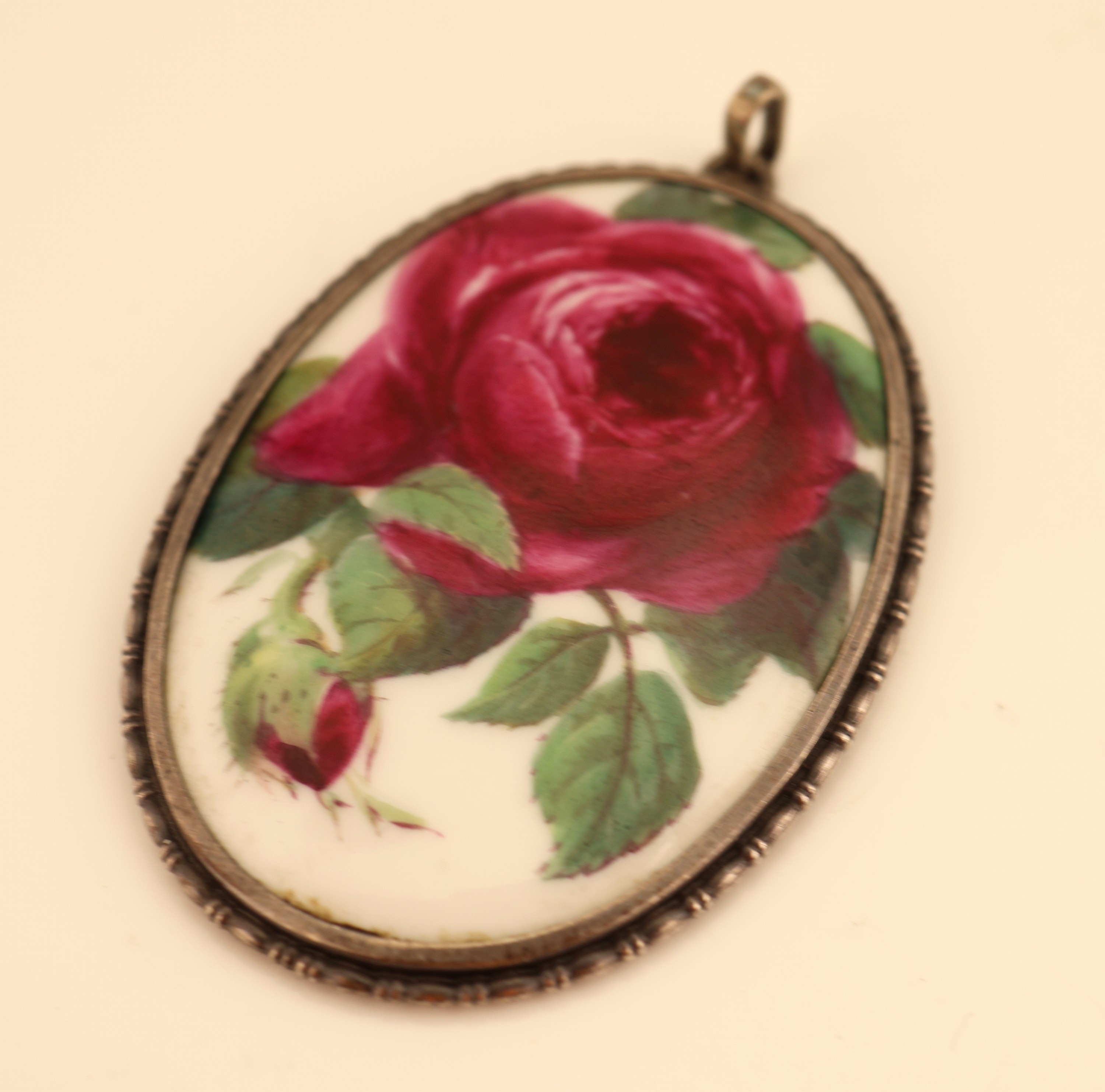 Detail a: MEISSEN Anhänger, Rahmen 800er Silber, Kordelverzierung, feine Porzellanmalerei mit Rose, L. ca. 6 cm