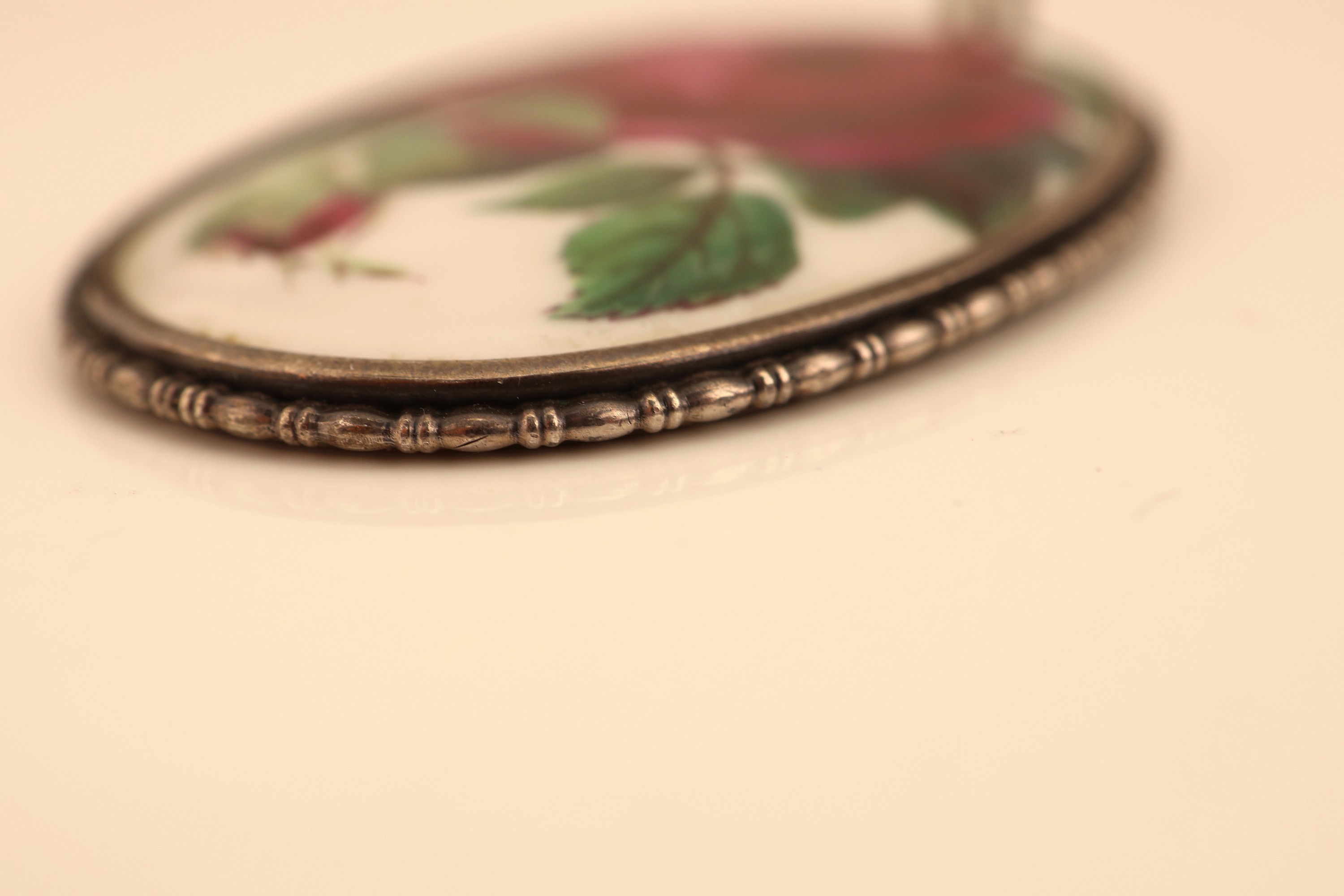 Detail b: MEISSEN Anhänger, Rahmen 800er Silber, Kordelverzierung, feine Porzellanmalerei mit Rose, L. ca. 6 cm