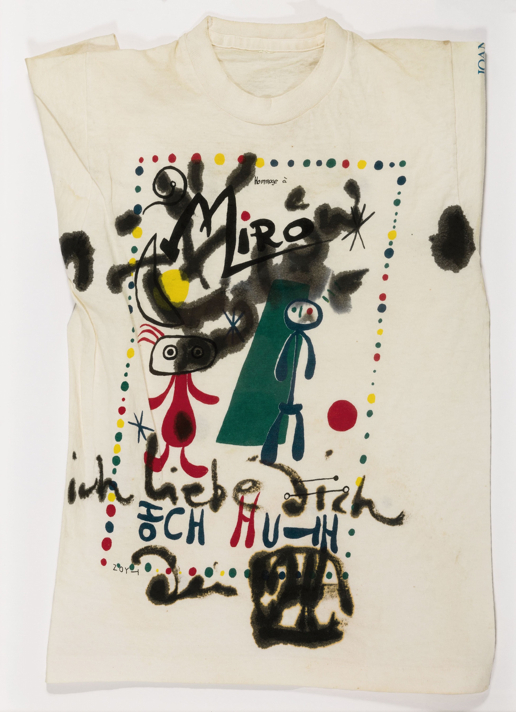 Horst Janssen, 1929-1995, mit schwarzer Farbe übermaltes Miro T-Shirt, Unikat, monogrammiert im edlen Objektrahmen, 1980er Jahre, Provenienz St. ...
