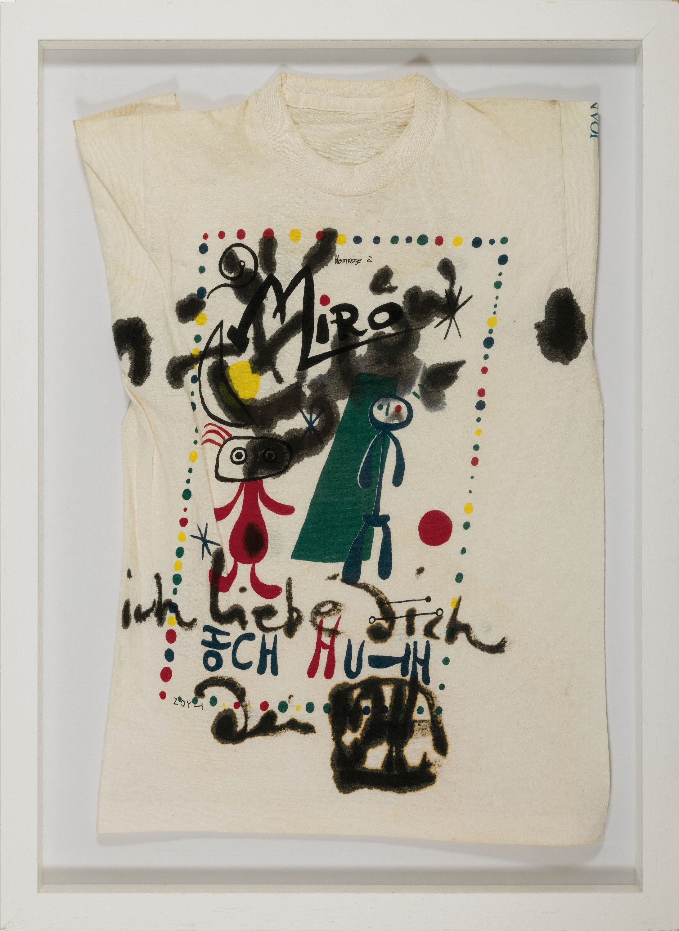 Detail k: Horst Janssen, 1929-1995, mit schwarzer Farbe übermaltes Miro T-Shirt, Unikat, monogrammiert im edlen Objektrahmen, 1980er Jahre, Provenienz St. ...