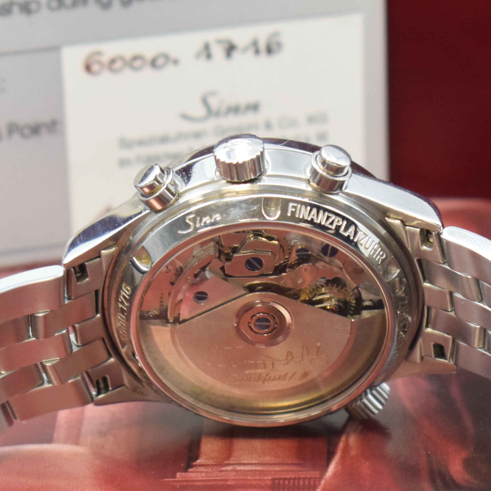 Detail e: SINN Herrenarmbanduhr "Die Finanzplatzuhr" Referenz 6000, Automatik, Edelstahlgeh. inkl. Gliederband m. dopp. Faltschl., beids. ...