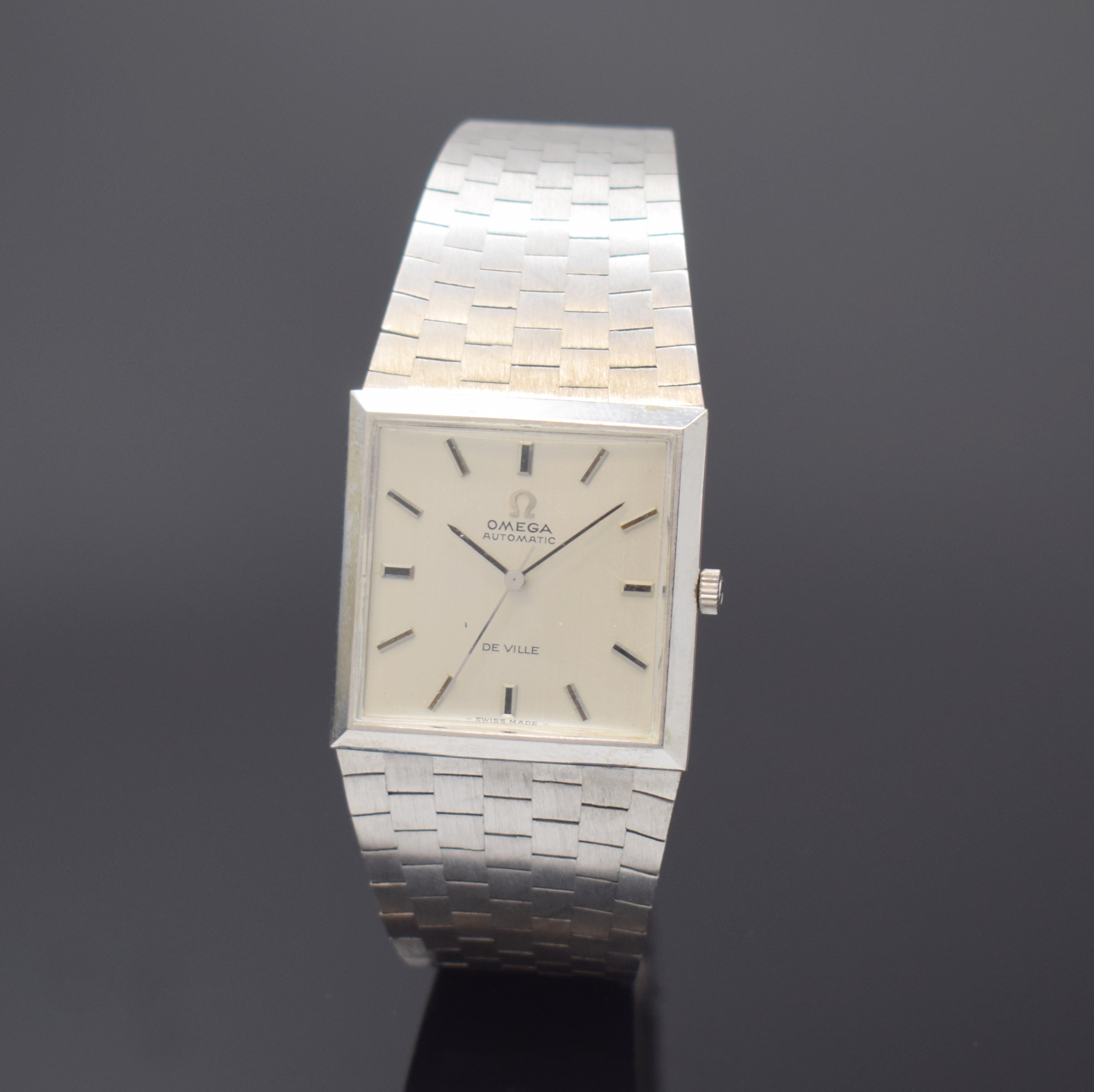 OMEGA Werk im neutralen WG 750/000 Gehäuse, Automatik, Werk Schweiz um 1969, Geh. und Band später, Boden aufgedr., silb. De Ville Zifferbl. m. ...