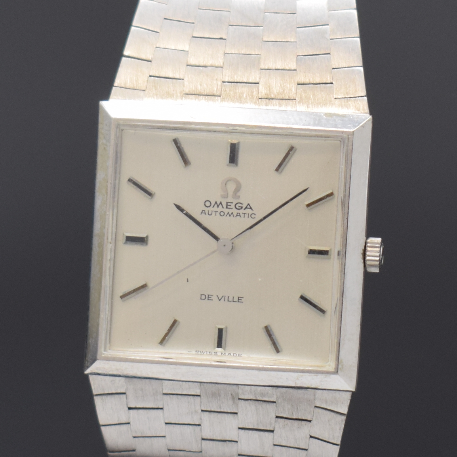 Detail a: OMEGA Werk im neutralen WG 750/000 Gehäuse, Automatik, Werk Schweiz um 1969, Geh. und Band später, Boden aufgedr., silb. De Ville Zifferbl. m. ...