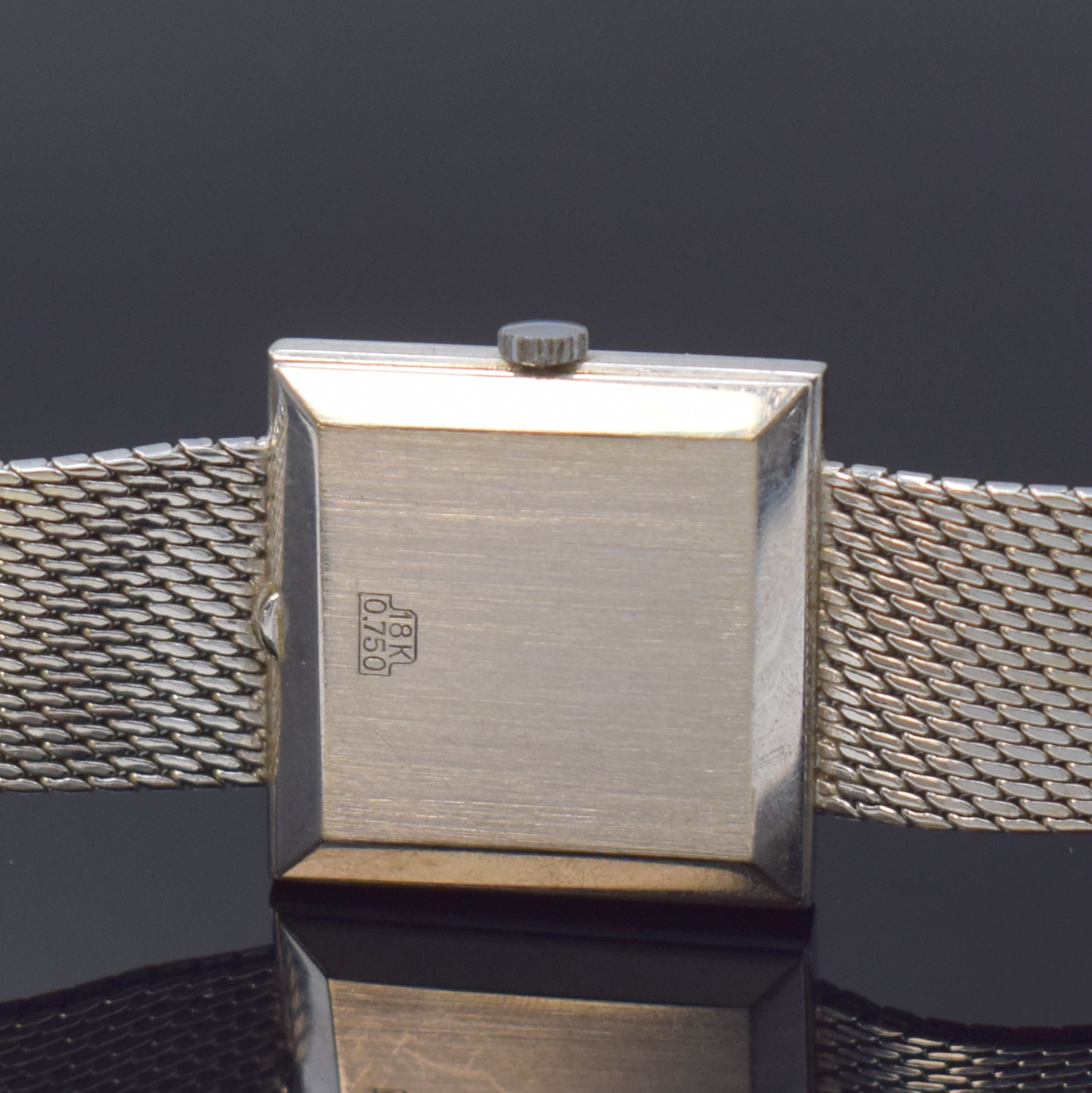Detail d: DUGENA Precision Herrenarmbanduhr in WG 750/000, Handaufzug, Deutschland/Schweiz um 1960, 2-tlg. Geh., Boden aufgedr., silb. Zifferbl. m. aufgel. ...