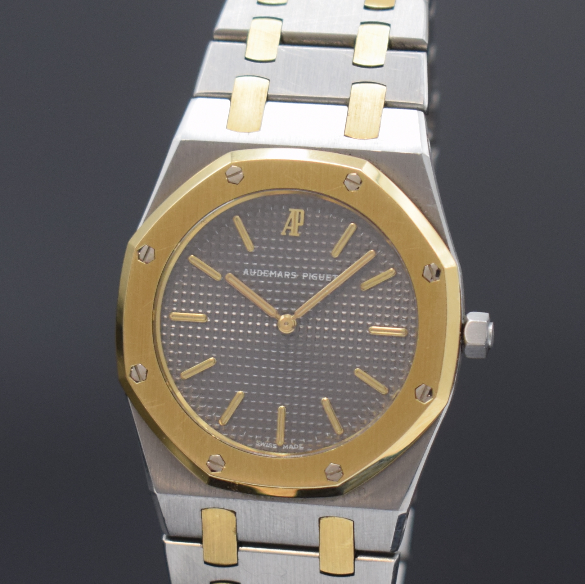 Detail a: AUDEMARS PIGUET ikonische Herrenarmbanduhr Serie Royal OAK in Stahl/Gold Referenz 56143SA, Schweiz um 1986, Design von Gerald Genta, C-Serie, quarz, ...