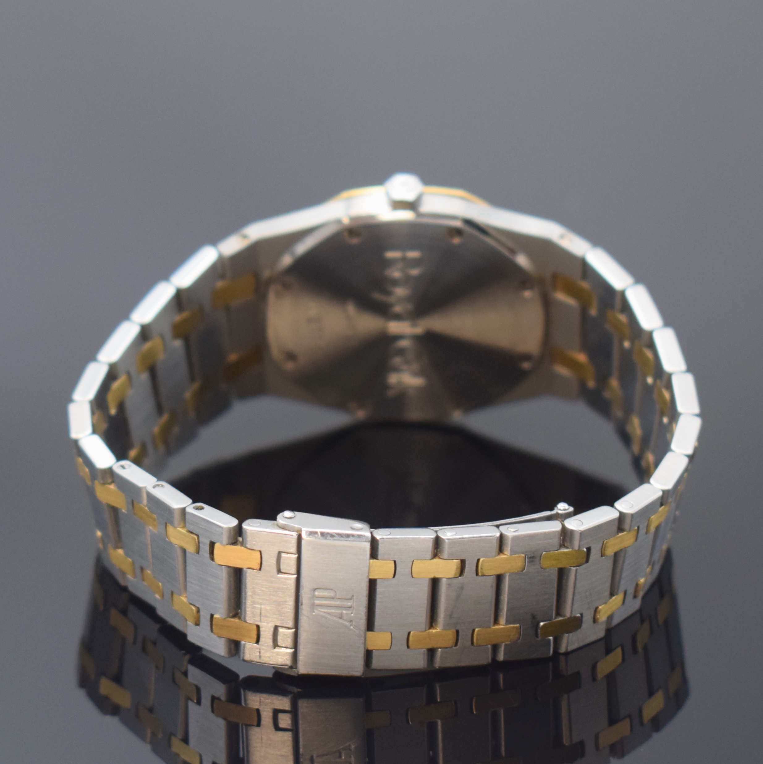 Detail b: AUDEMARS PIGUET ikonische Herrenarmbanduhr Serie Royal OAK in Stahl/Gold Referenz 56143SA, Schweiz um 1986, Design von Gerald Genta, C-Serie, quarz, ...