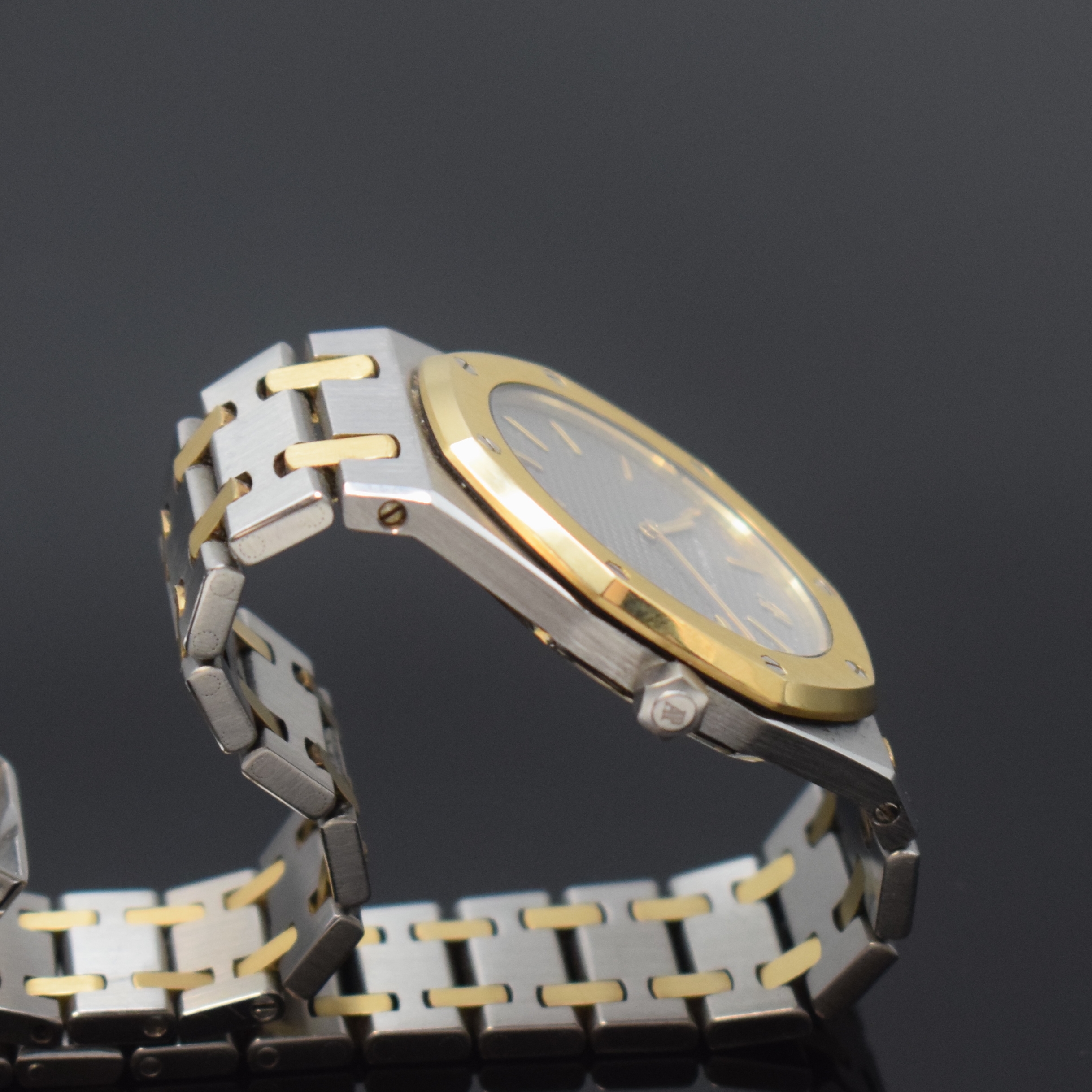 Detail e: AUDEMARS PIGUET ikonische Herrenarmbanduhr Serie Royal OAK in Stahl/Gold Referenz 56143SA, Schweiz um 1986, Design von Gerald Genta, C-Serie, quarz, ...