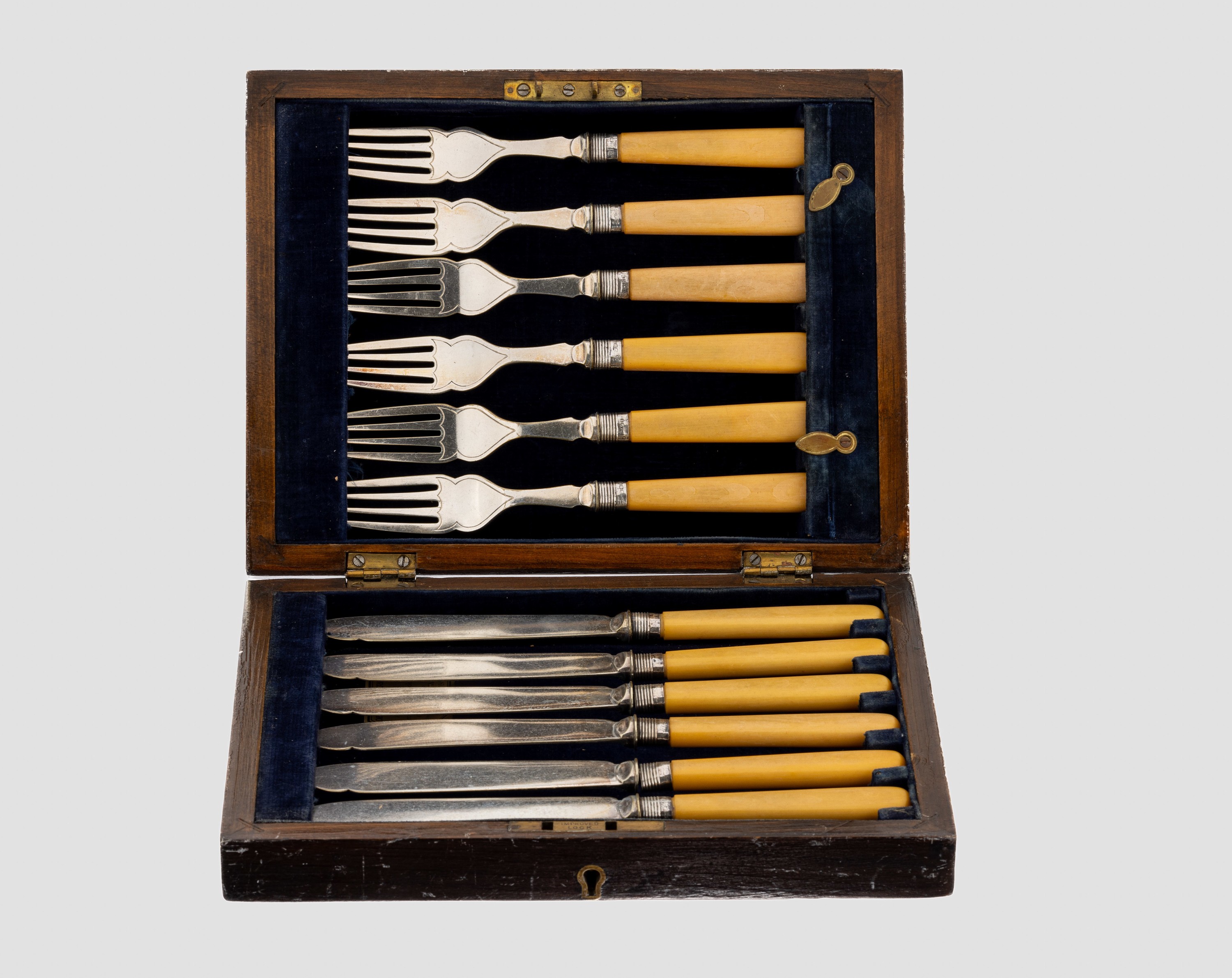 Fischbesteck für 6 Personen, England/Sheffield1923, Griffe Kunststoff, Gebr.-Teile vers., Manschetten 925er Silber, Meistermarke CB&S, in orig. ...