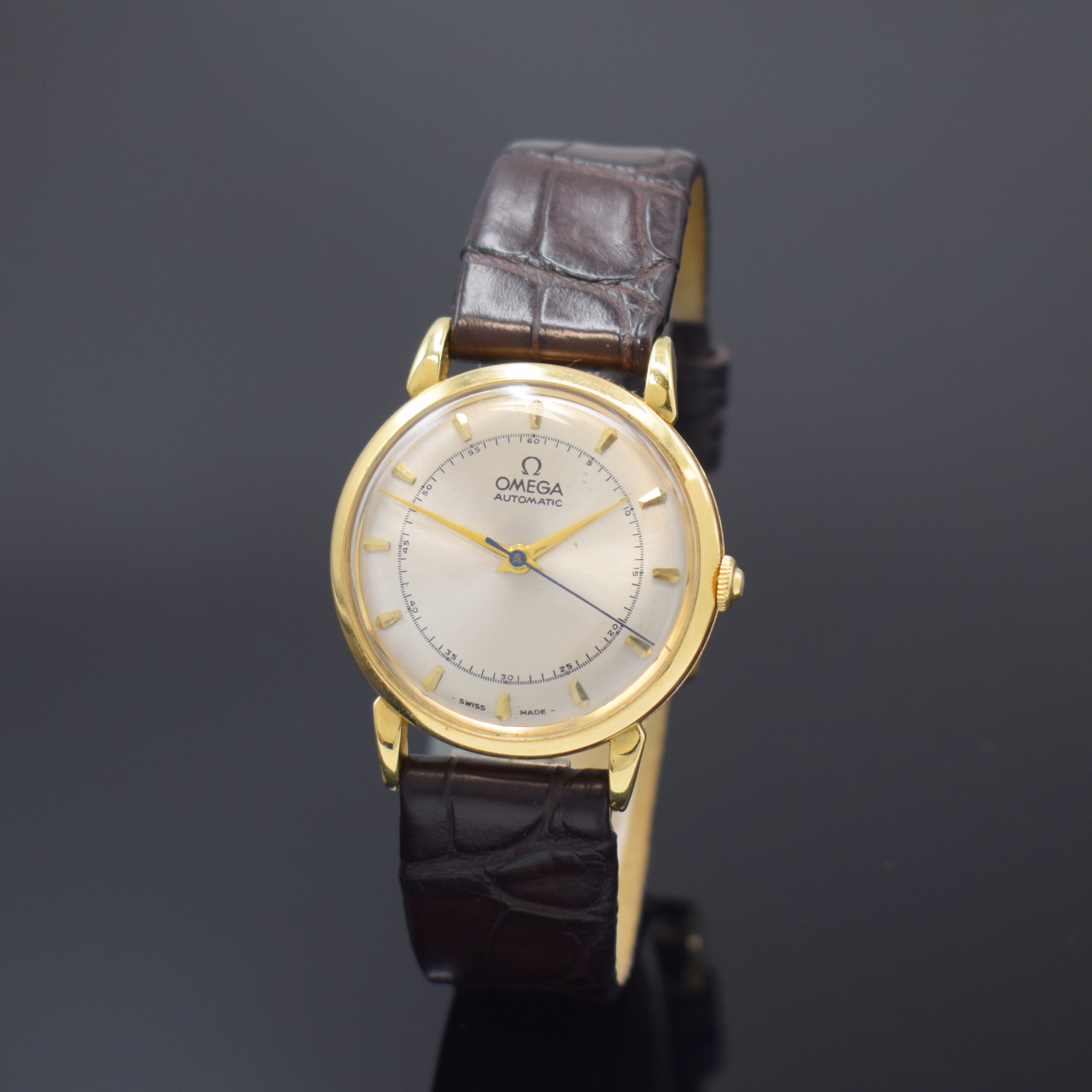 OMEGA Herrenarmbanduhr in GG 750/000 mit Hammerautomatik Referenz 2445, Schweiz um 1947, 3-teil. Geh., Boden und Glasrand aufgedr., Lederband m. ...