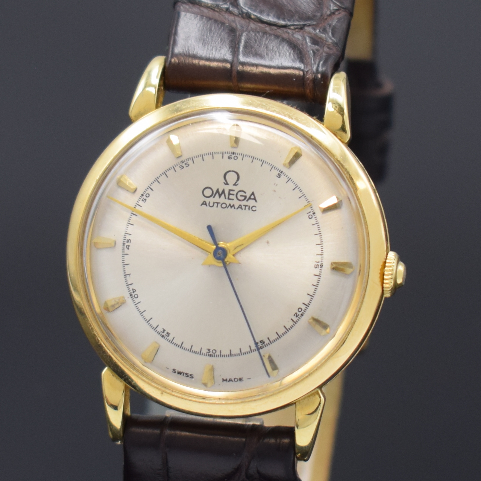 Detail a: OMEGA Herrenarmbanduhr in GG 750/000 mit Hammerautomatik Referenz 2445, Schweiz um 1947, 3-teil. Geh., Boden und Glasrand aufgedr., Lederband m. ...