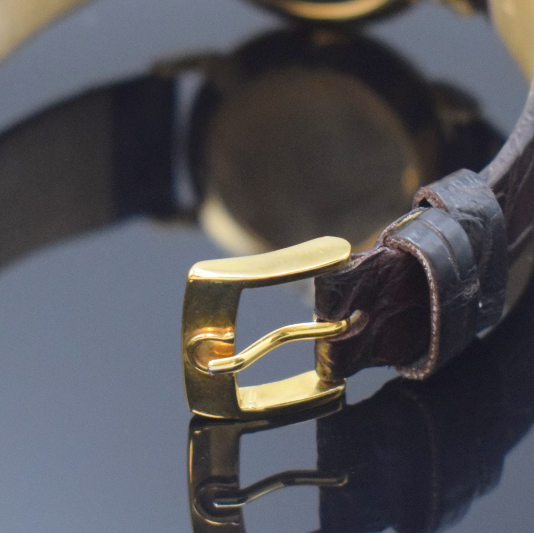 Detail b: OMEGA Herrenarmbanduhr in GG 750/000 mit Hammerautomatik Referenz 2445, Schweiz um 1947, 3-teil. Geh., Boden und Glasrand aufgedr., Lederband m. ...