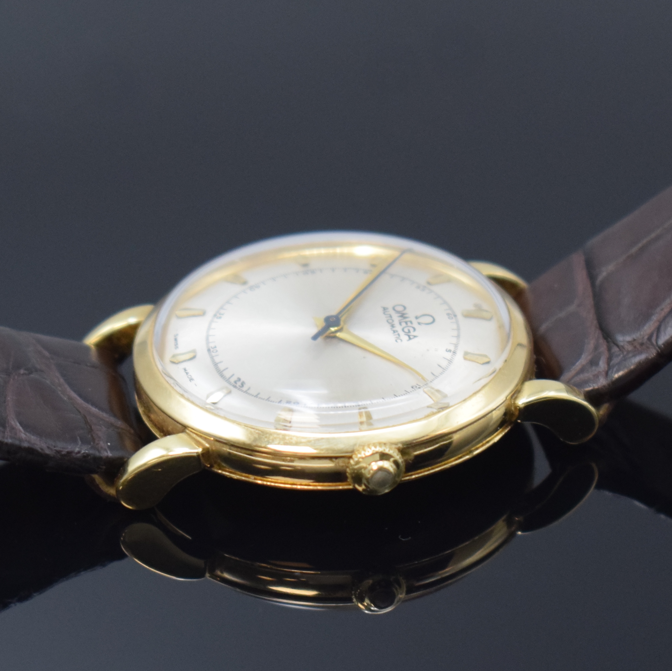 Detail c: OMEGA Herrenarmbanduhr in GG 750/000 mit Hammerautomatik Referenz 2445, Schweiz um 1947, 3-teil. Geh., Boden und Glasrand aufgedr., Lederband m. ...