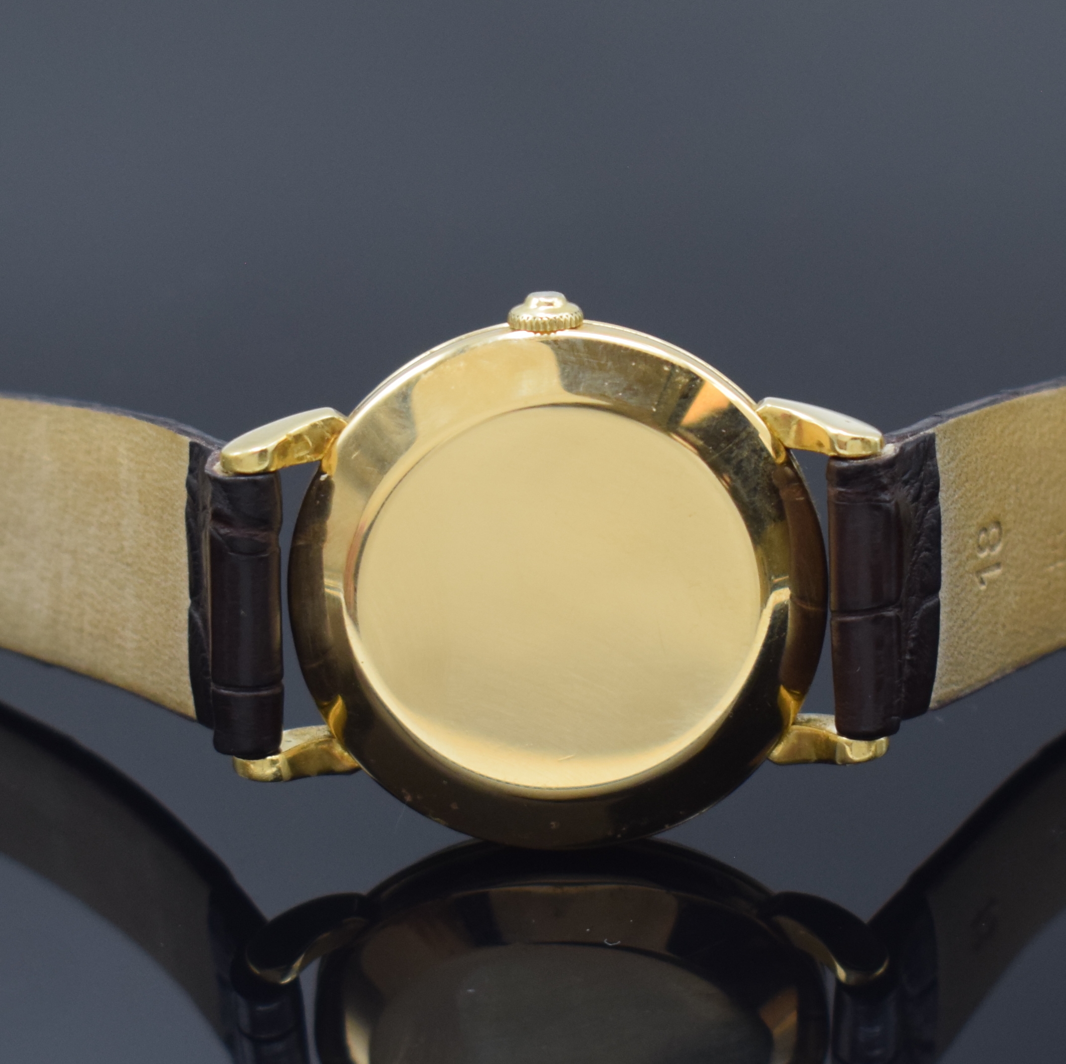 Detail d: OMEGA Herrenarmbanduhr in GG 750/000 mit Hammerautomatik Referenz 2445, Schweiz um 1947, 3-teil. Geh., Boden und Glasrand aufgedr., Lederband m. ...