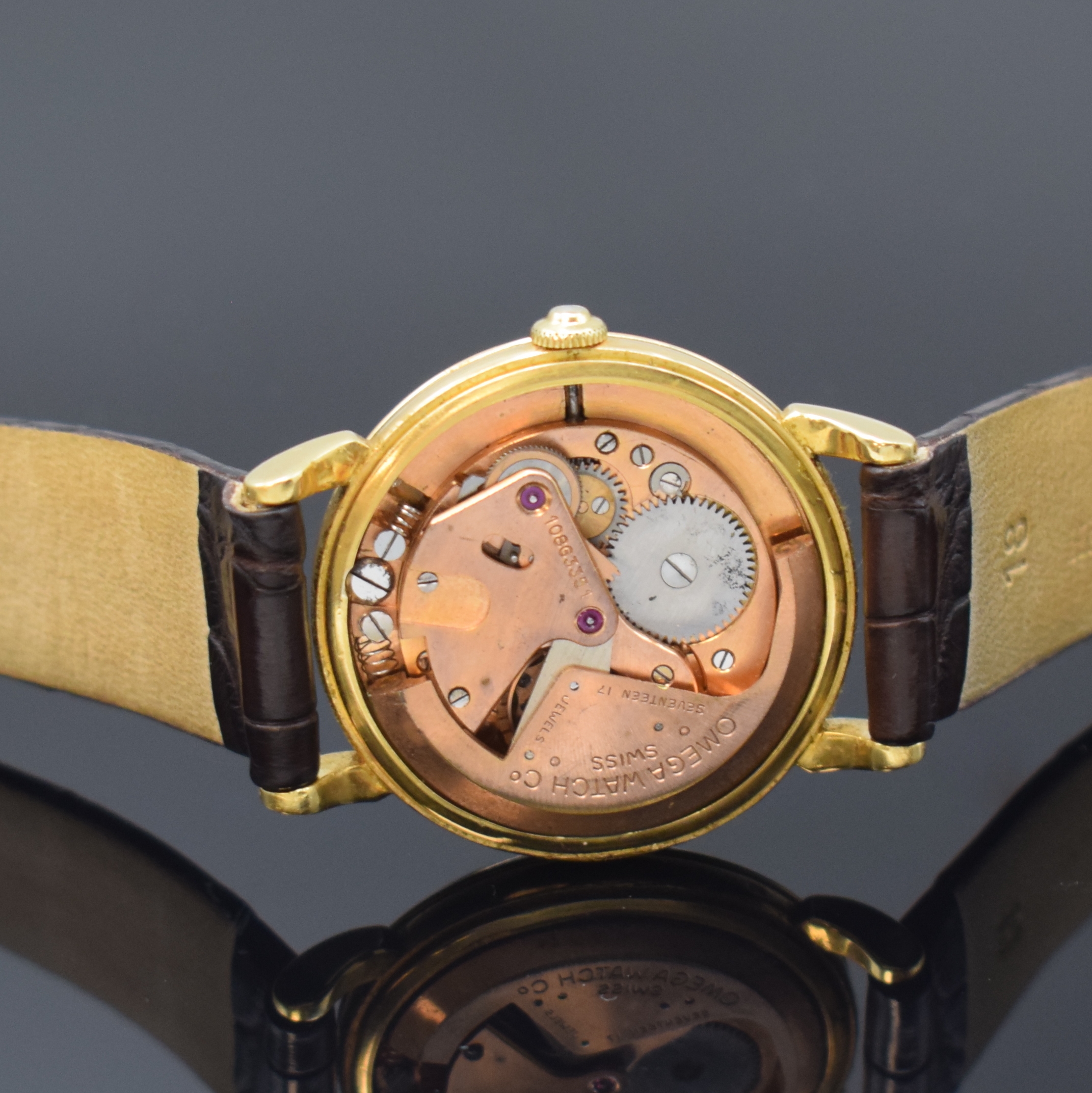 Detail f: OMEGA Herrenarmbanduhr in GG 750/000 mit Hammerautomatik Referenz 2445, Schweiz um 1947, 3-teil. Geh., Boden und Glasrand aufgedr., Lederband m. ...