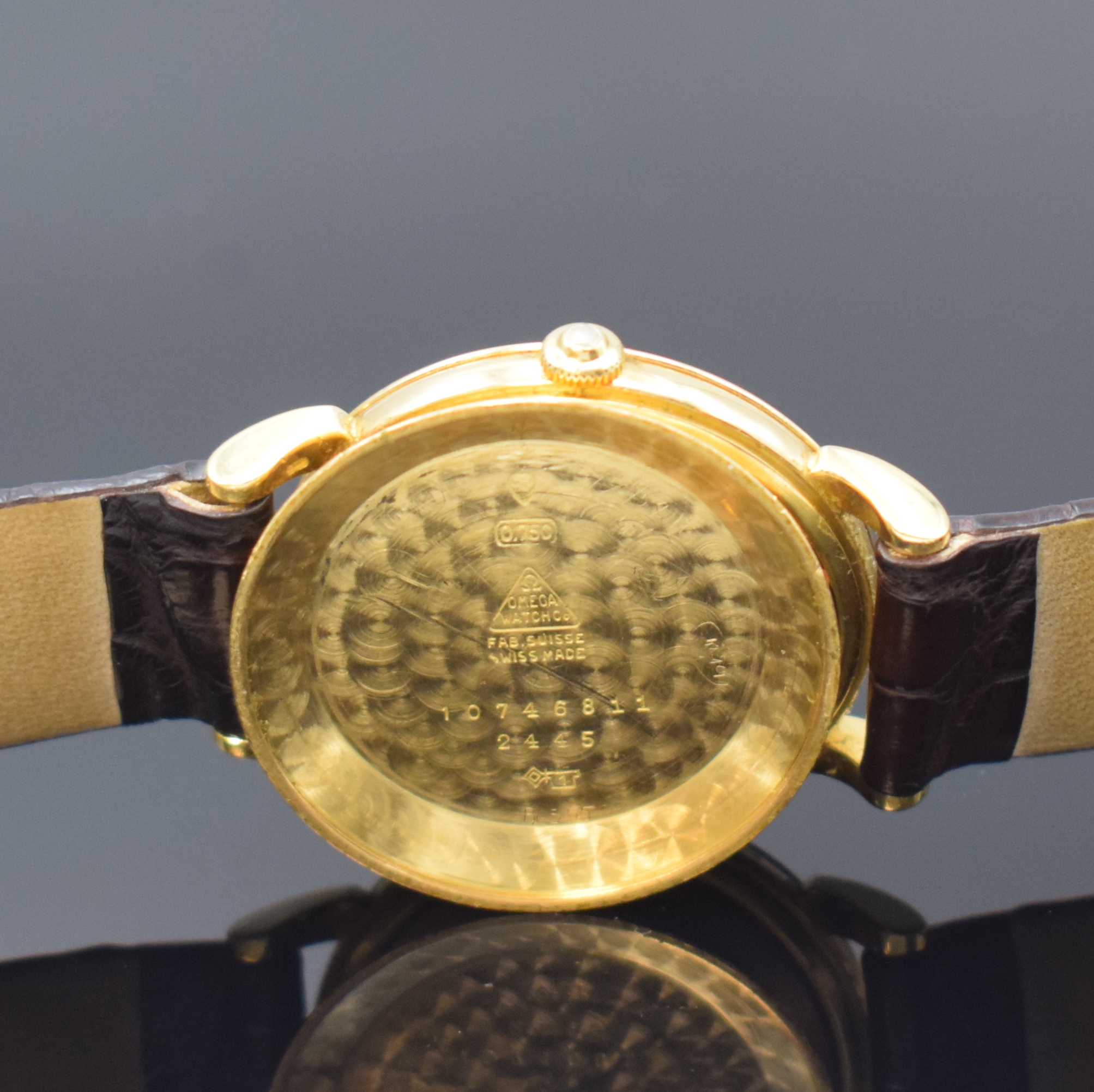 Detail g: OMEGA Herrenarmbanduhr in GG 750/000 mit Hammerautomatik Referenz 2445, Schweiz um 1947, 3-teil. Geh., Boden und Glasrand aufgedr., Lederband m. ...