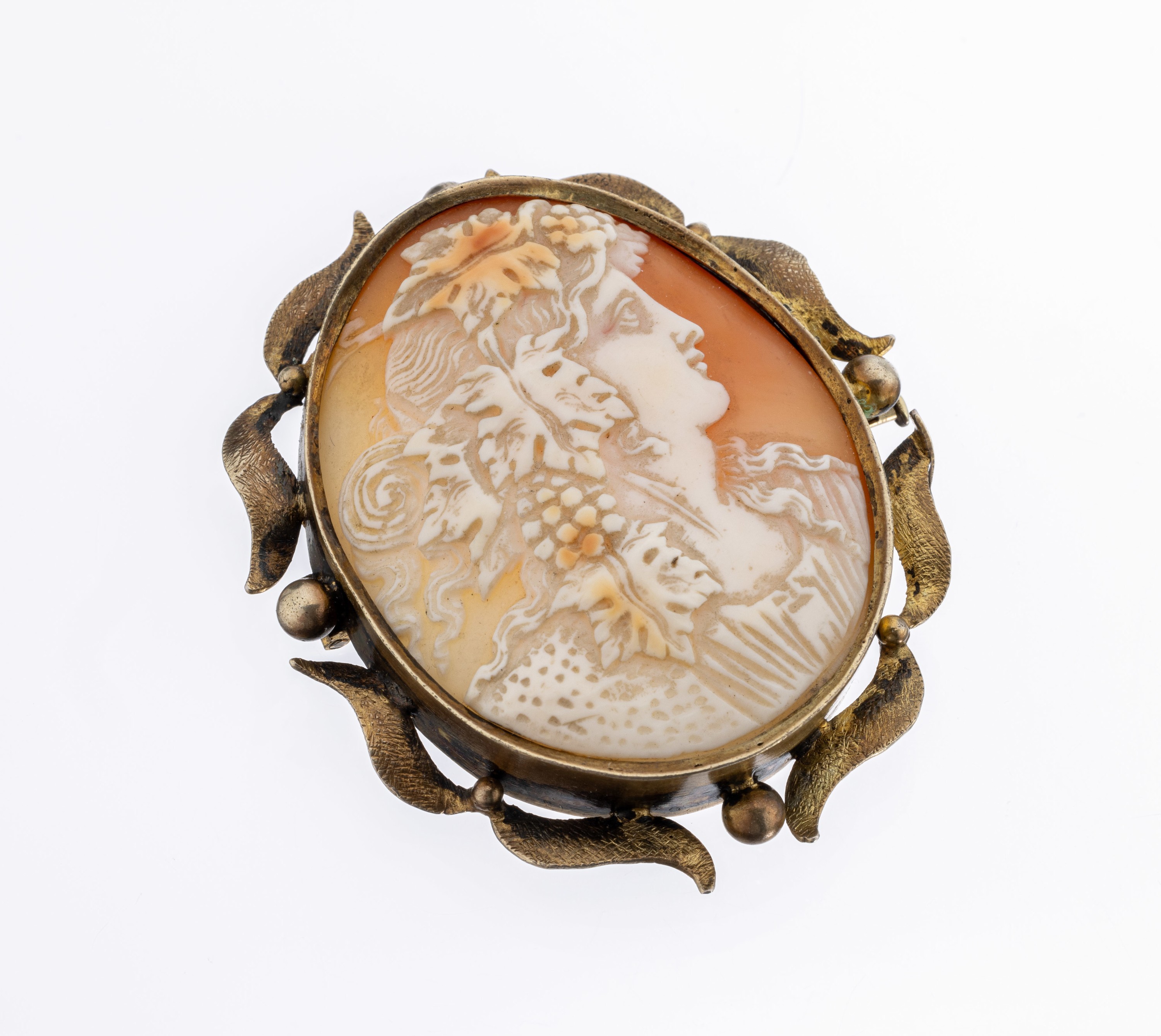 Kamee-Brosche, um 1890, Rahmen Metall vergoldet, Muschelkamee mit Fortunadarstellung, Rahmen mit Granulaten, ca. 6 x 5.5 cm, auch als Anhänger ...
