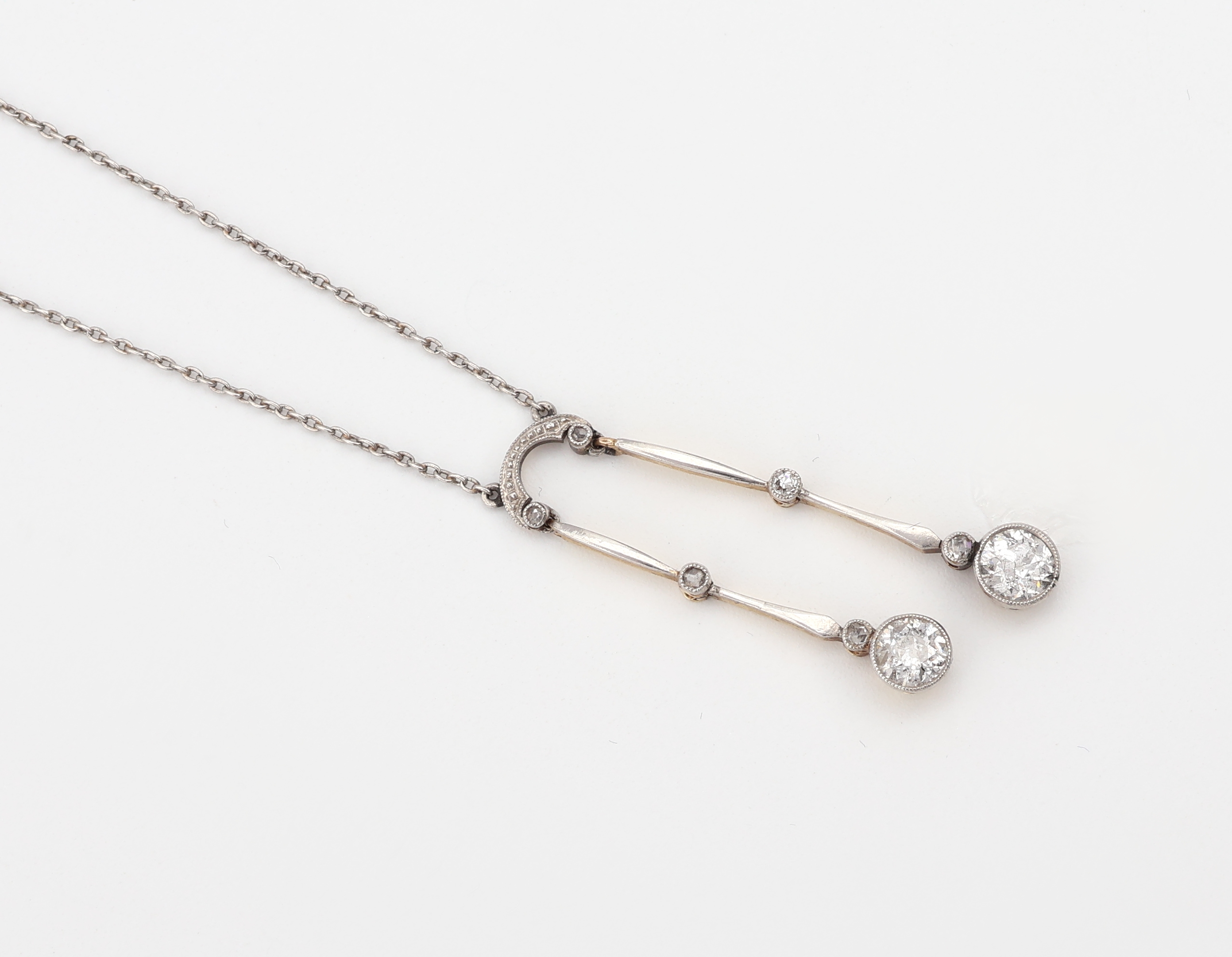14 kt Gold und Platin Jugendstil Diamant- Collier, um 1900, GG 585/000, bewegl. Abhängung mit 2 Altschliffdiamanten zus. ca. 0.60 ct ...