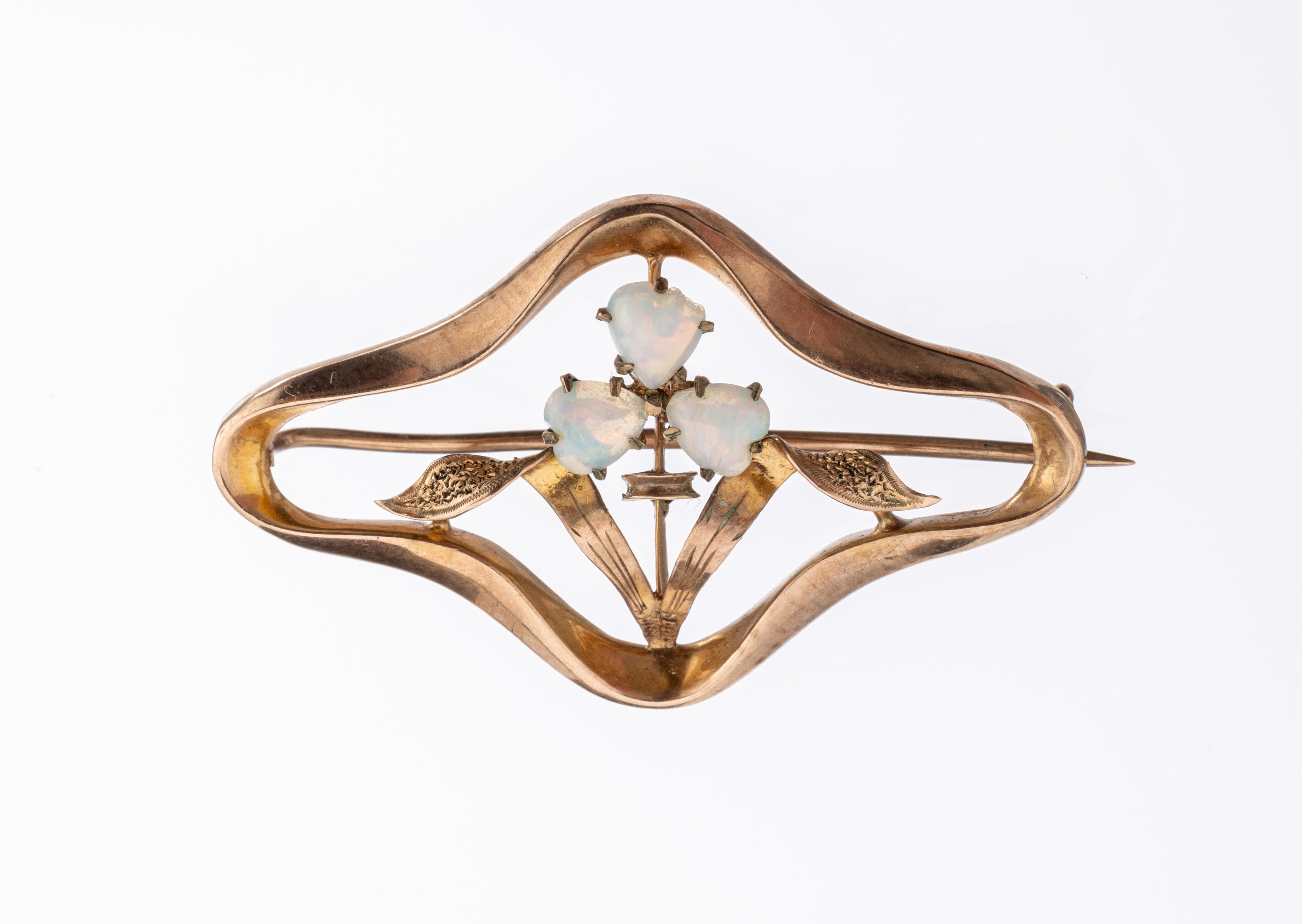 8 kt Gold Jugendstil Opal-Brosche, RoseG 333/000, 3 herzf. Opal-Cabochons zus. ca. 0.50ct, ca. 1.7 g