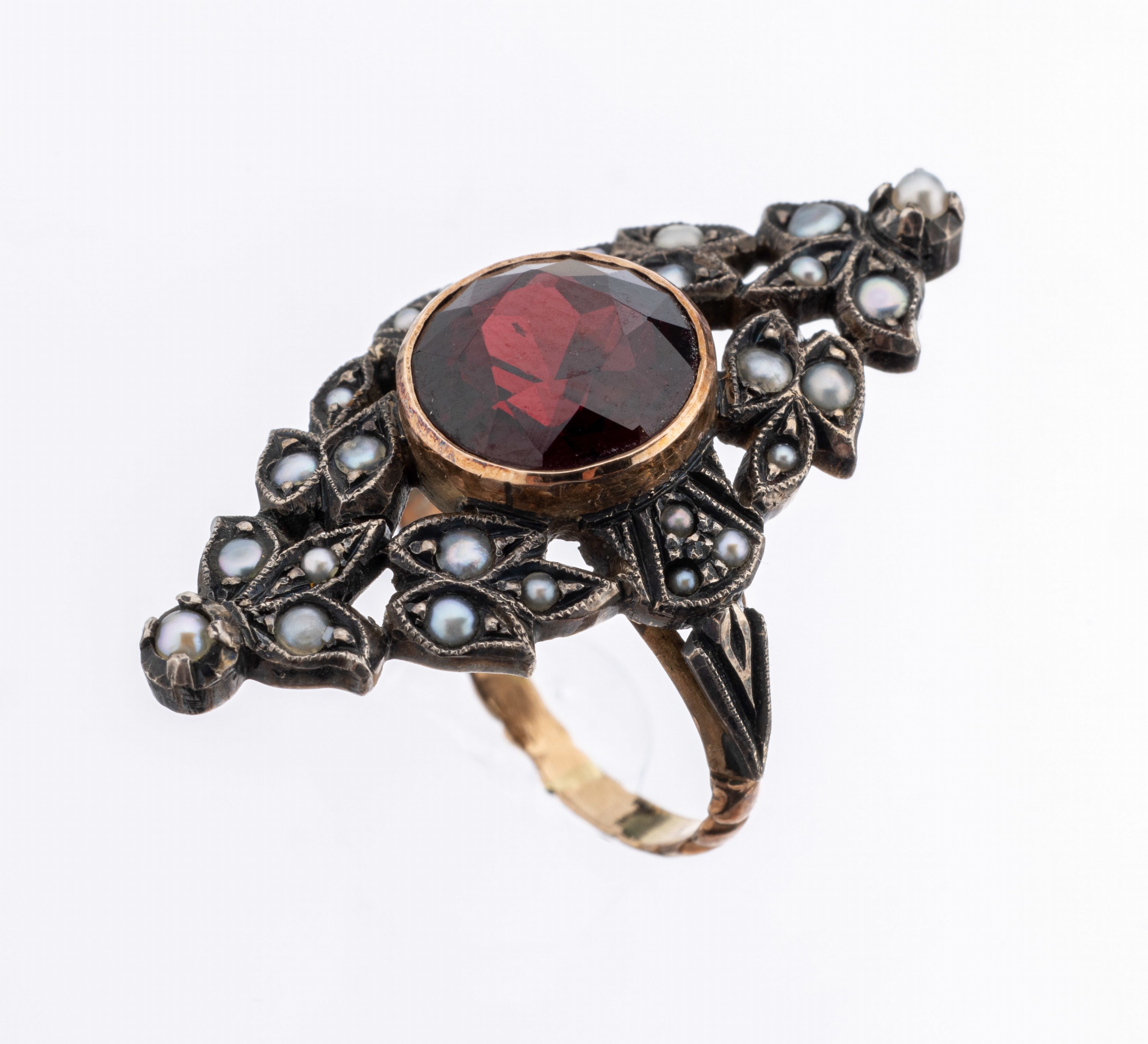 14 kt Gold und Silber Granat-Perl-Ring, um 1900, GG 585/000, in Silber gefasste rundfacett. Granate, silbergraue Saatperlen, RW 50