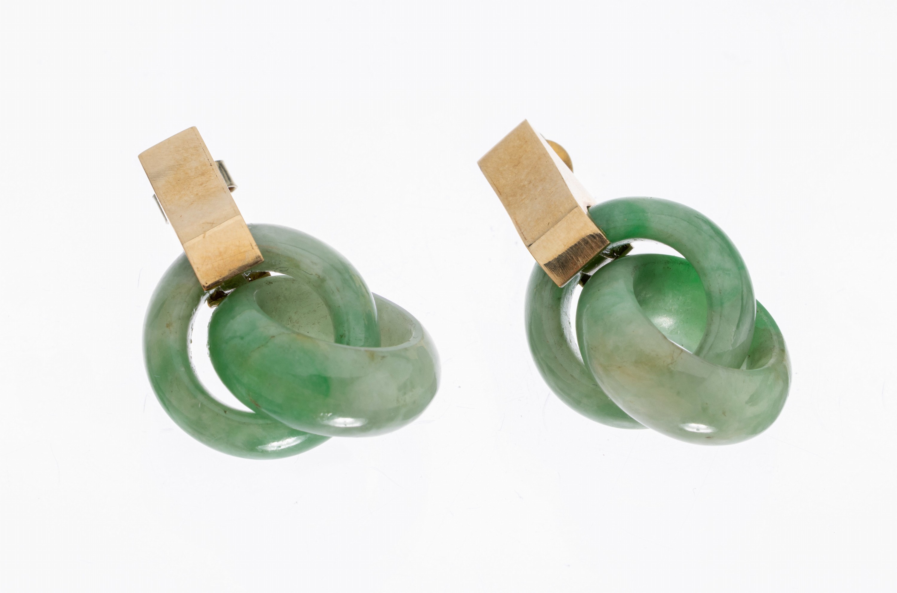 Paar 14 kt Gold Jade-Ohrstecker, GG 585/000, ineinander verschlungene Jaderinge, L. ca. 3.5 cm, Total ca. 13 g