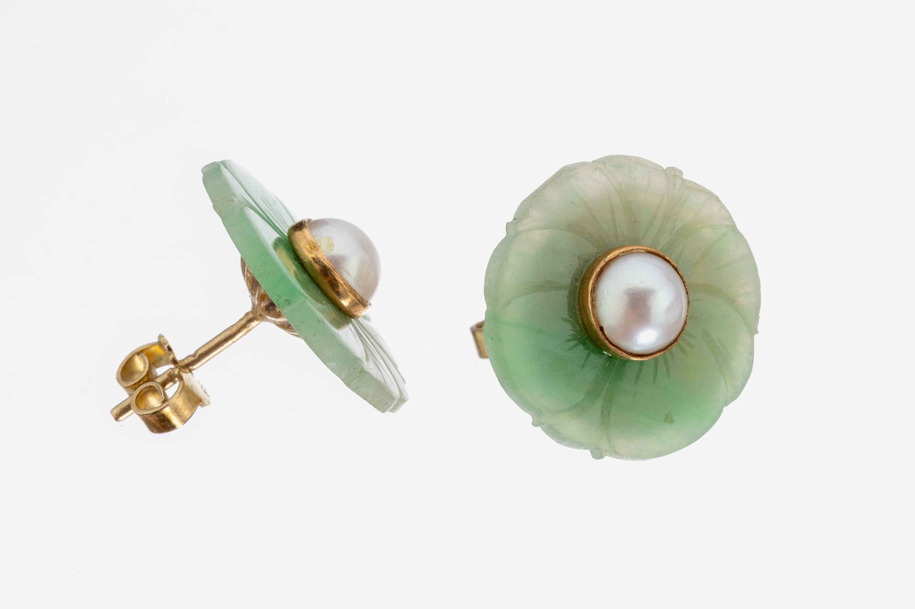 Paar 14 kt Gold Jade-Perl-Ohrstecker, GG 585/000, blütenförm., grav. Jade, 2 weiße Perlchen, ca. 5.7 g, D. ca. 18 mm