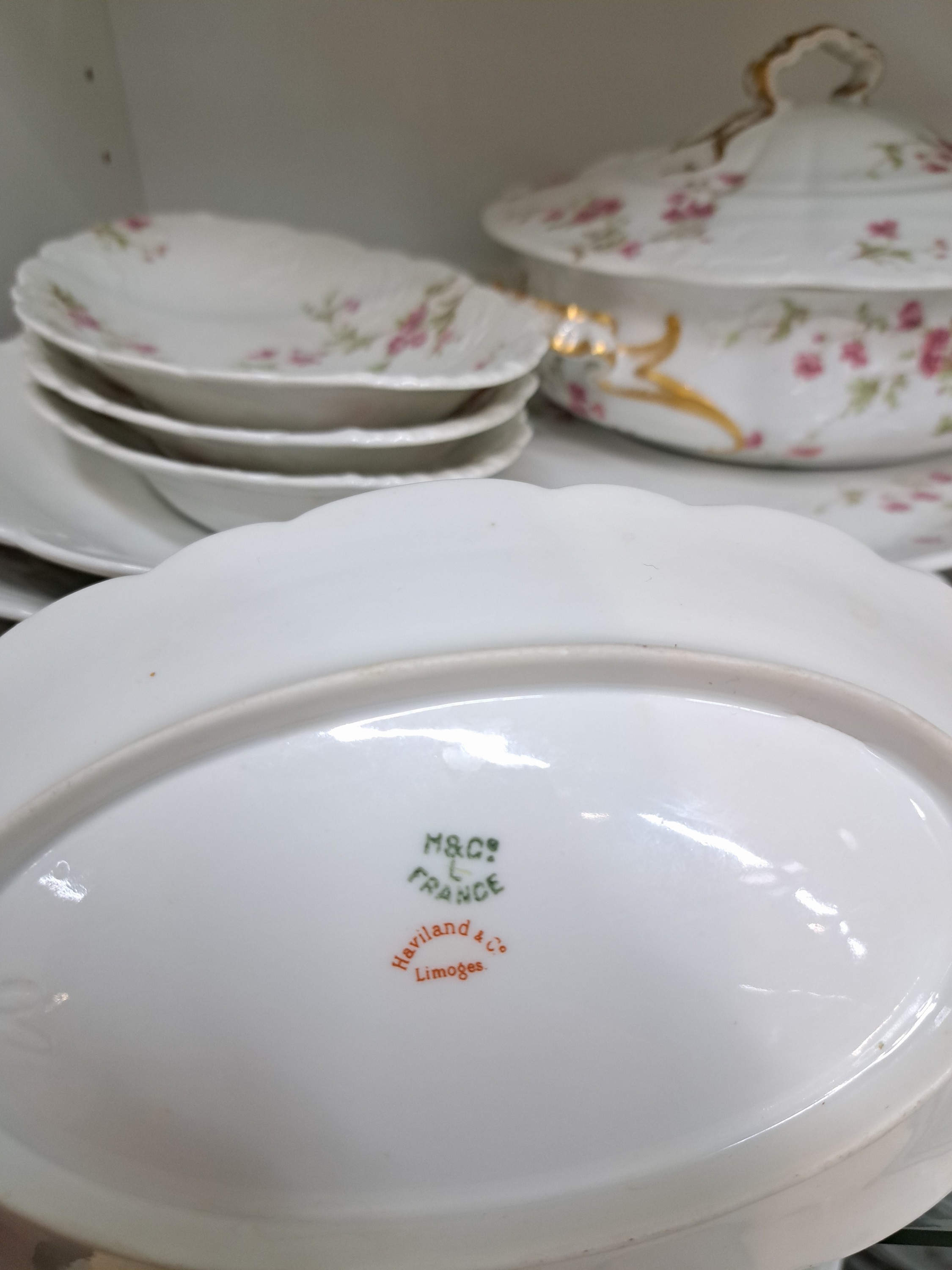 Detail d: Umfangreiches Speiseservice, Havilland Limoges, um 1900, Porzellan, Rocaillenrelief, feiner lithographierter Dekor von Mohnblumen in altrosa und ...