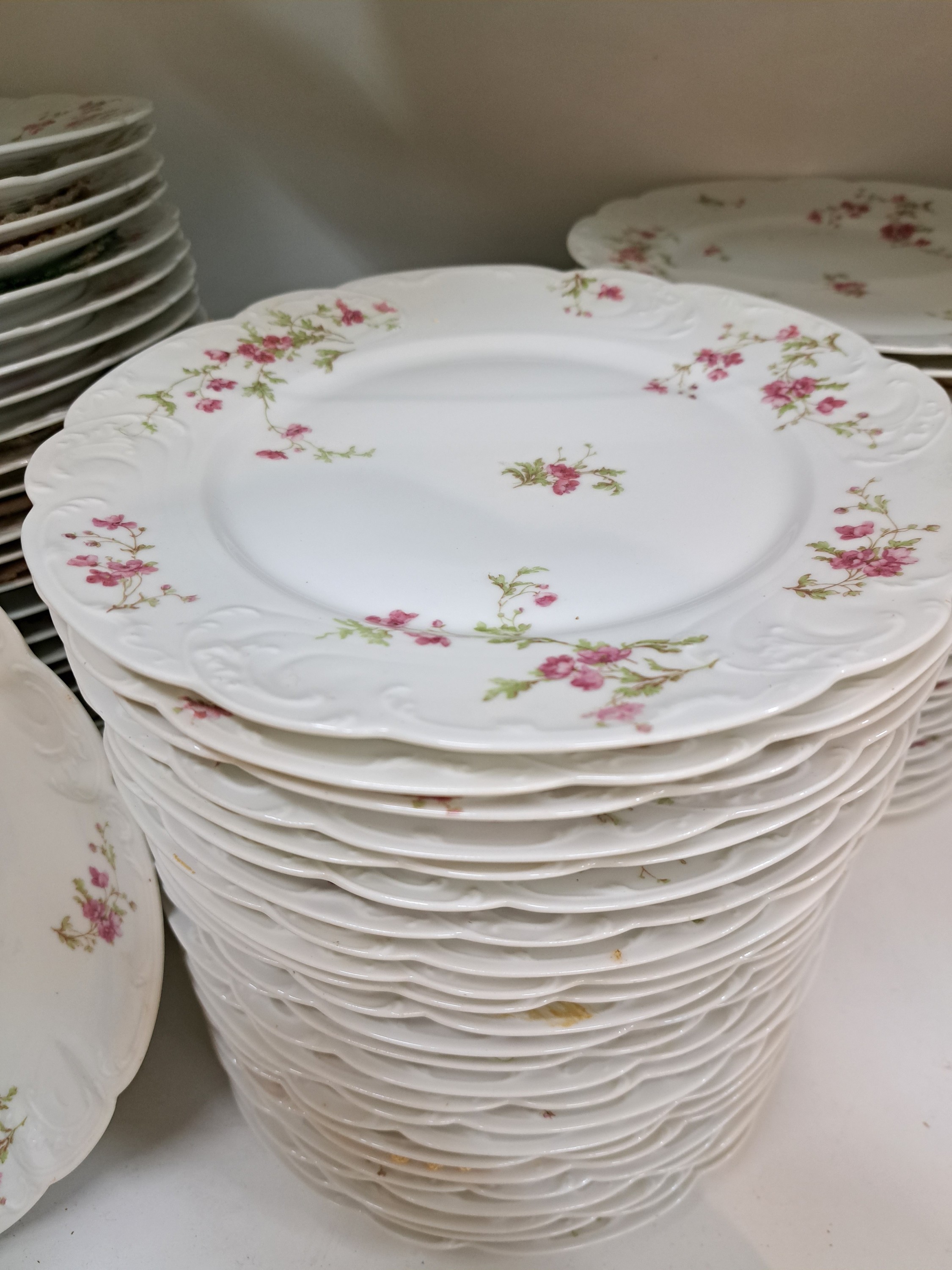 Detail h: Umfangreiches Speiseservice, Havilland Limoges, um 1900, Porzellan, Rocaillenrelief, feiner lithographierter Dekor von Mohnblumen in altrosa und ...