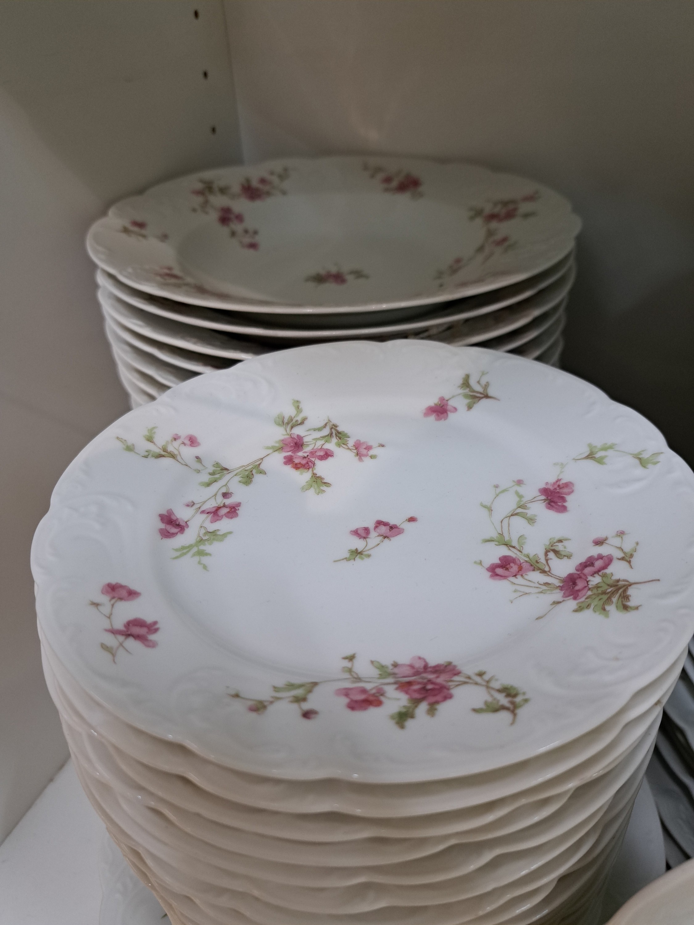 Detail j: Umfangreiches Speiseservice, Havilland Limoges, um 1900, Porzellan, Rocaillenrelief, feiner lithographierter Dekor von Mohnblumen in altrosa und ...