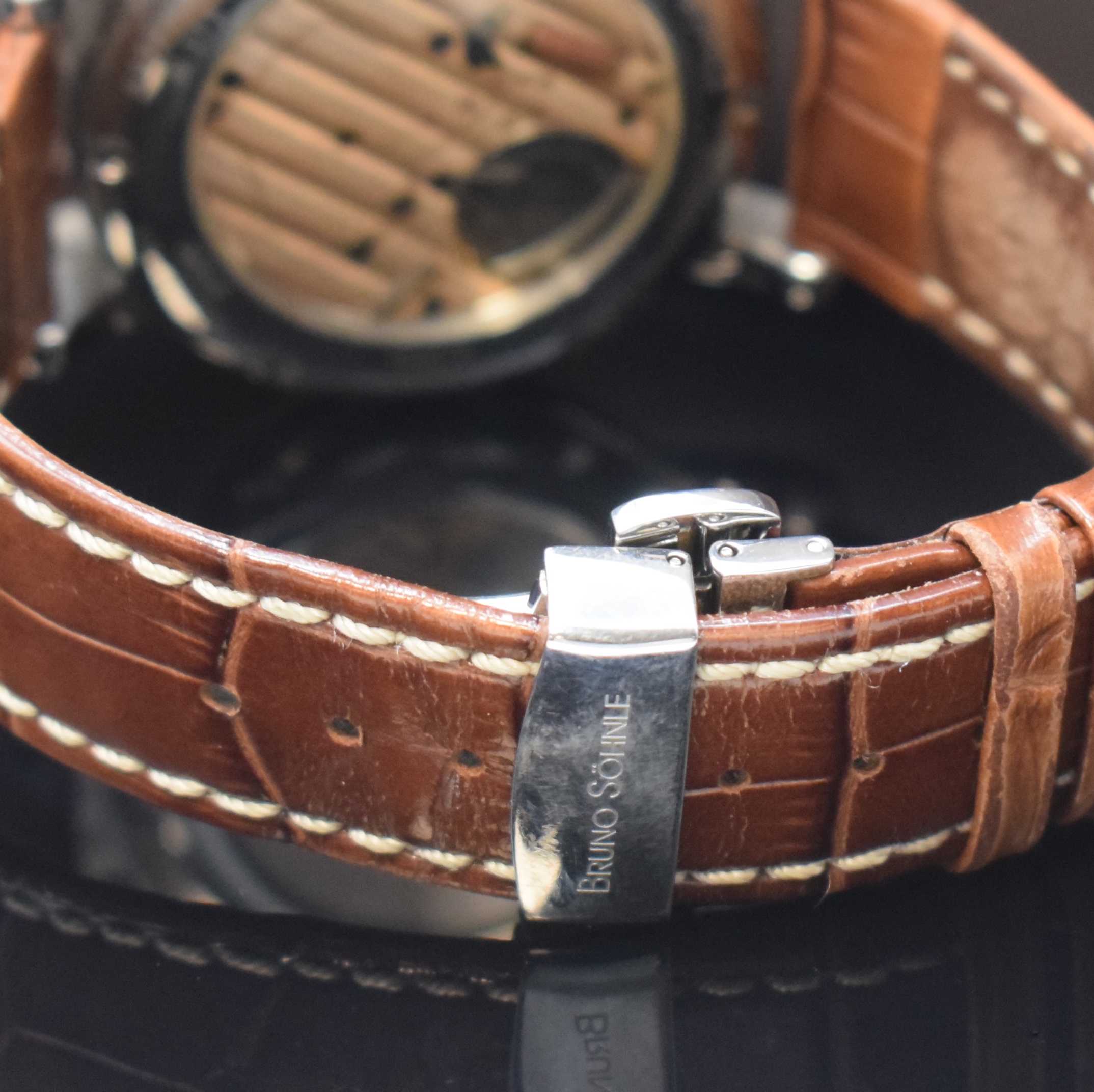 Detail b: BRUNO SÖHNLE Pesaro Herrenarmbanduhr in Stahl Referenz 17-63073.245, Deutschland um 2014, quarz, beids. vergl. Geh., Boden 6-fach verschr., Krone ...