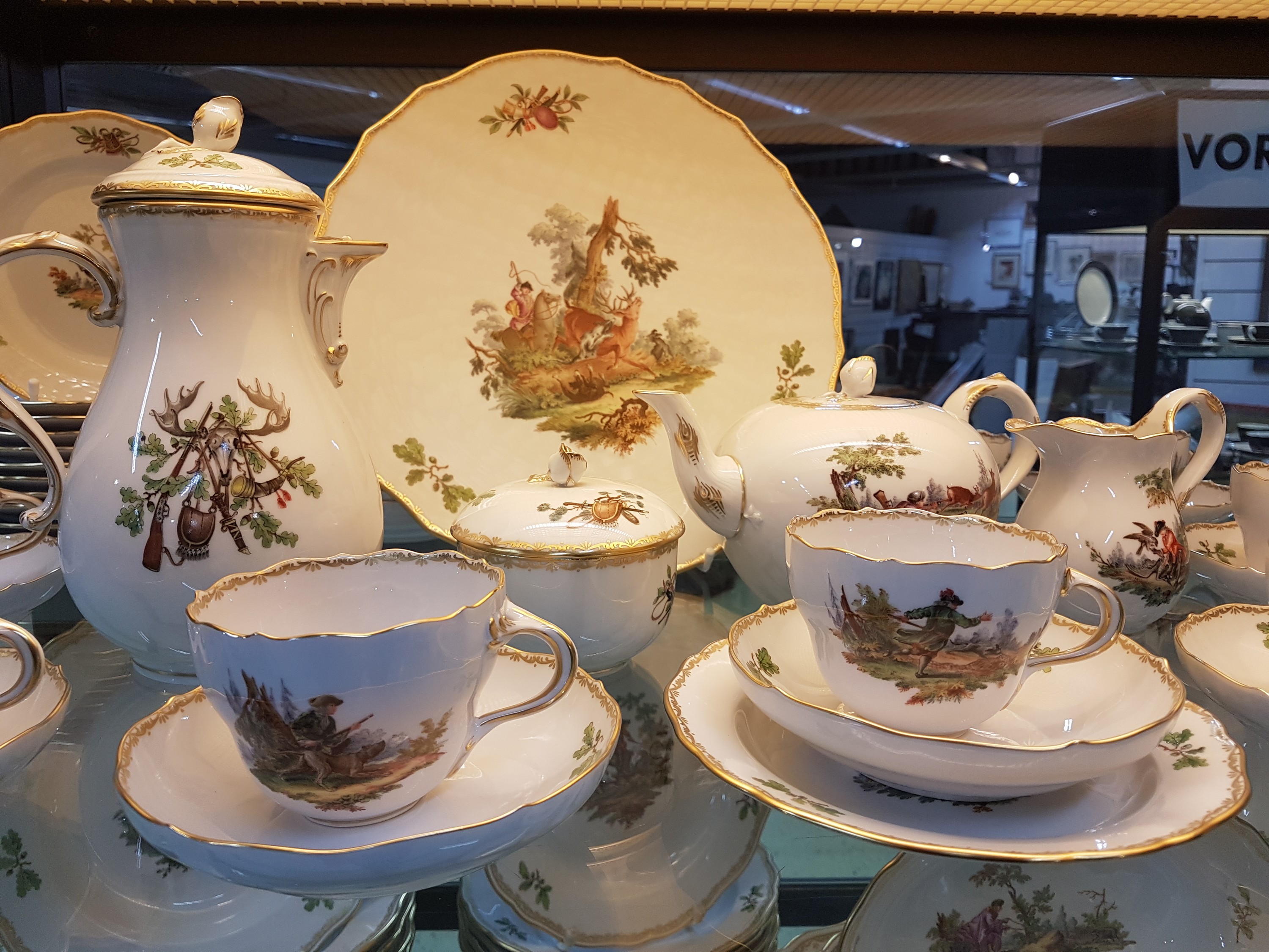 Detail g: Großes Kaffeeservice für 12 Personen, Meissen, Jagdszenen nach Ridinger in lupenfeiner Malerei, 2. Hälfte 20. Jh., 1. Wahl, Dekornummer 278028, ...