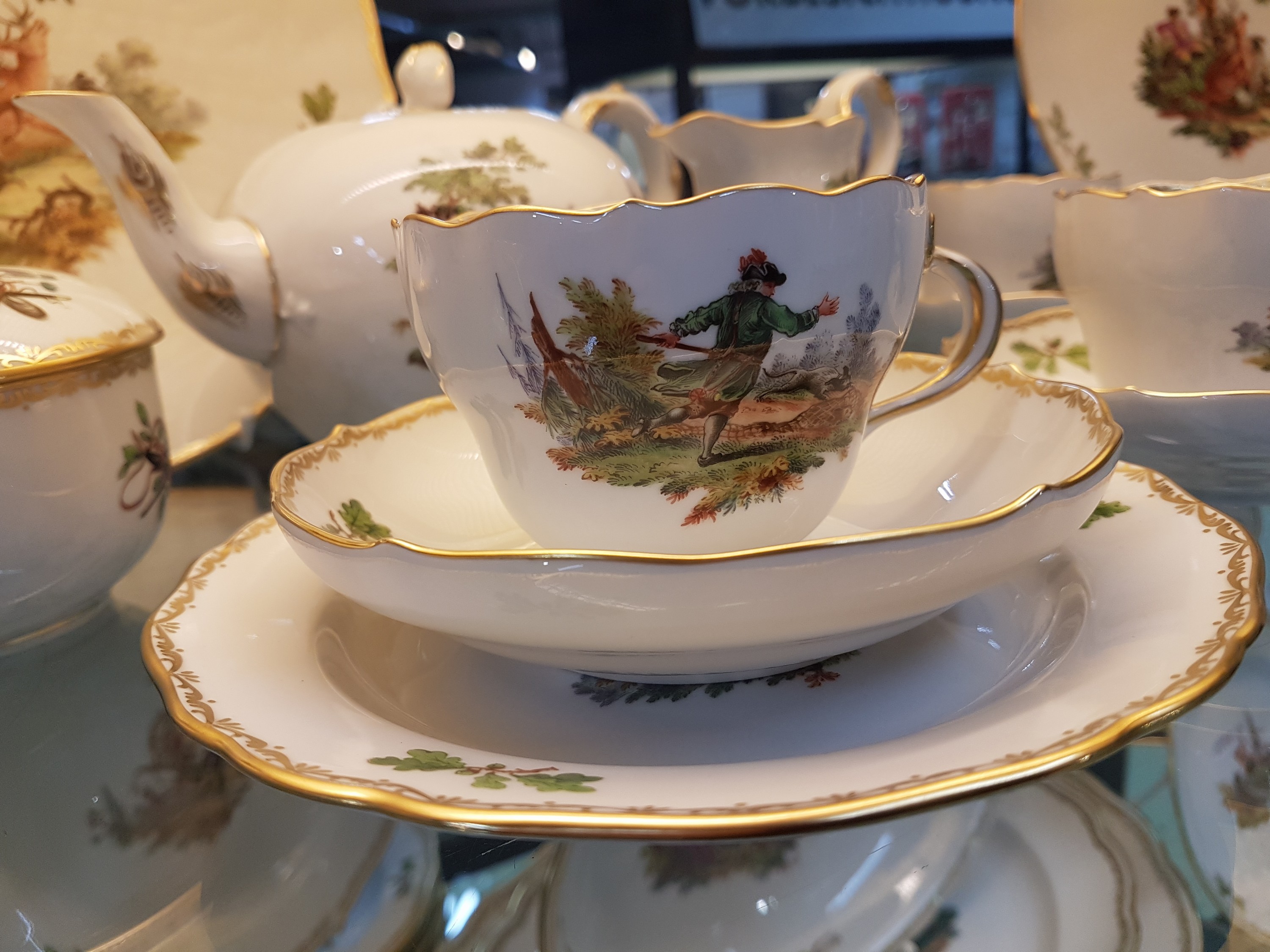Detail j: Großes Kaffeeservice für 12 Personen, Meissen, Jagdszenen nach Ridinger in lupenfeiner Malerei, 2. Hälfte 20. Jh., 1. Wahl, Dekornummer 278028, ...