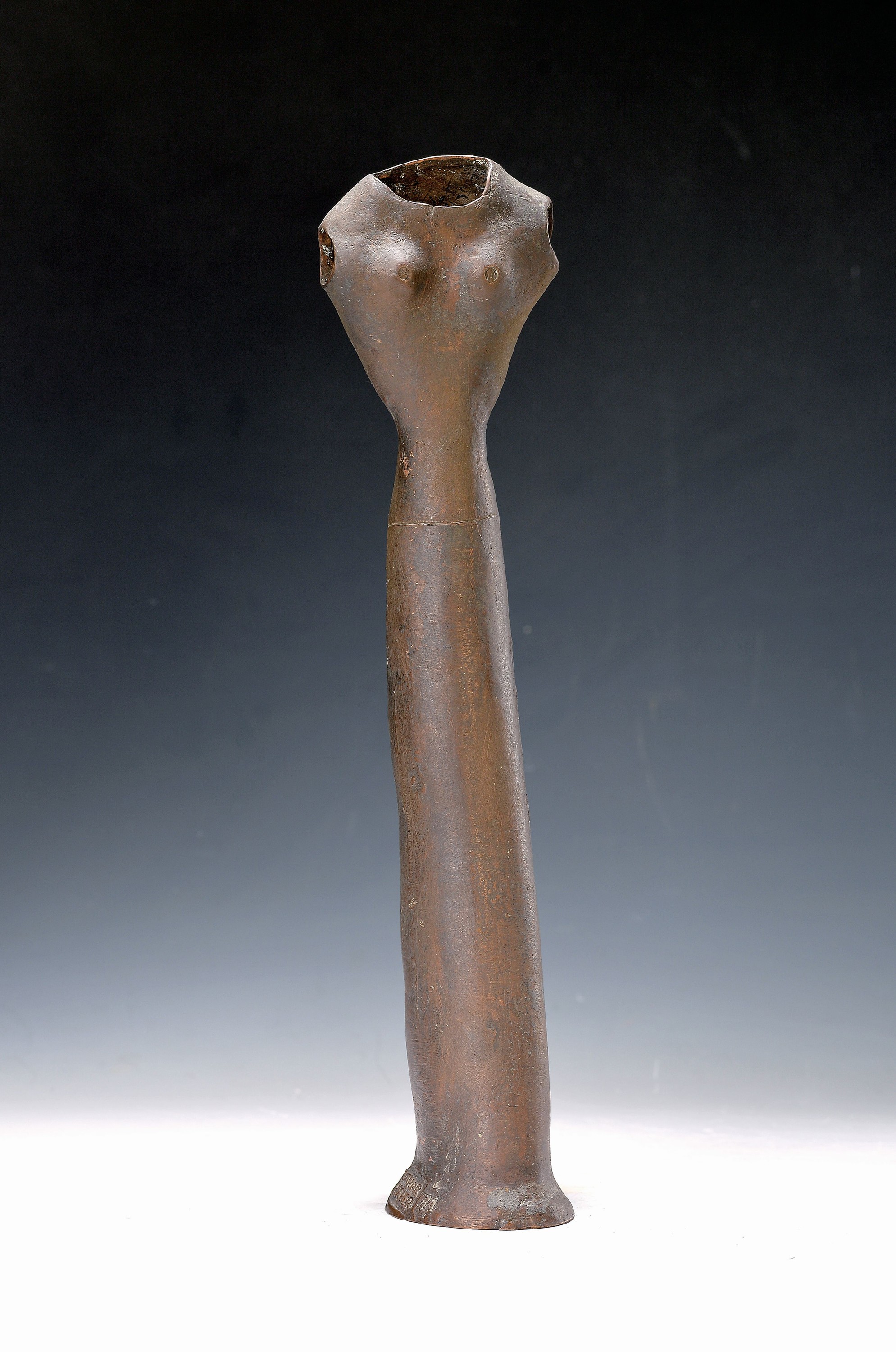 Lothar Fischer,1933-2004, Bronze, Hüllenstatuette, patiniert, am Sockel signiert und dat. 71, H. ca. 36.5 cm