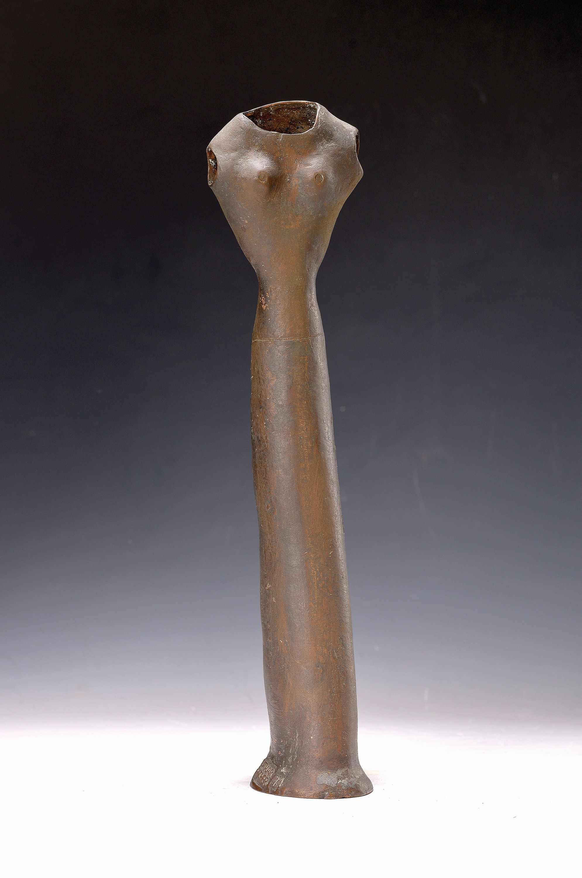 Detail k: Lothar Fischer,1933-2004, Bronze, Hüllenstatuette, patiniert, am Sockel signiert und dat. 71, H. ca. 36.5 cm