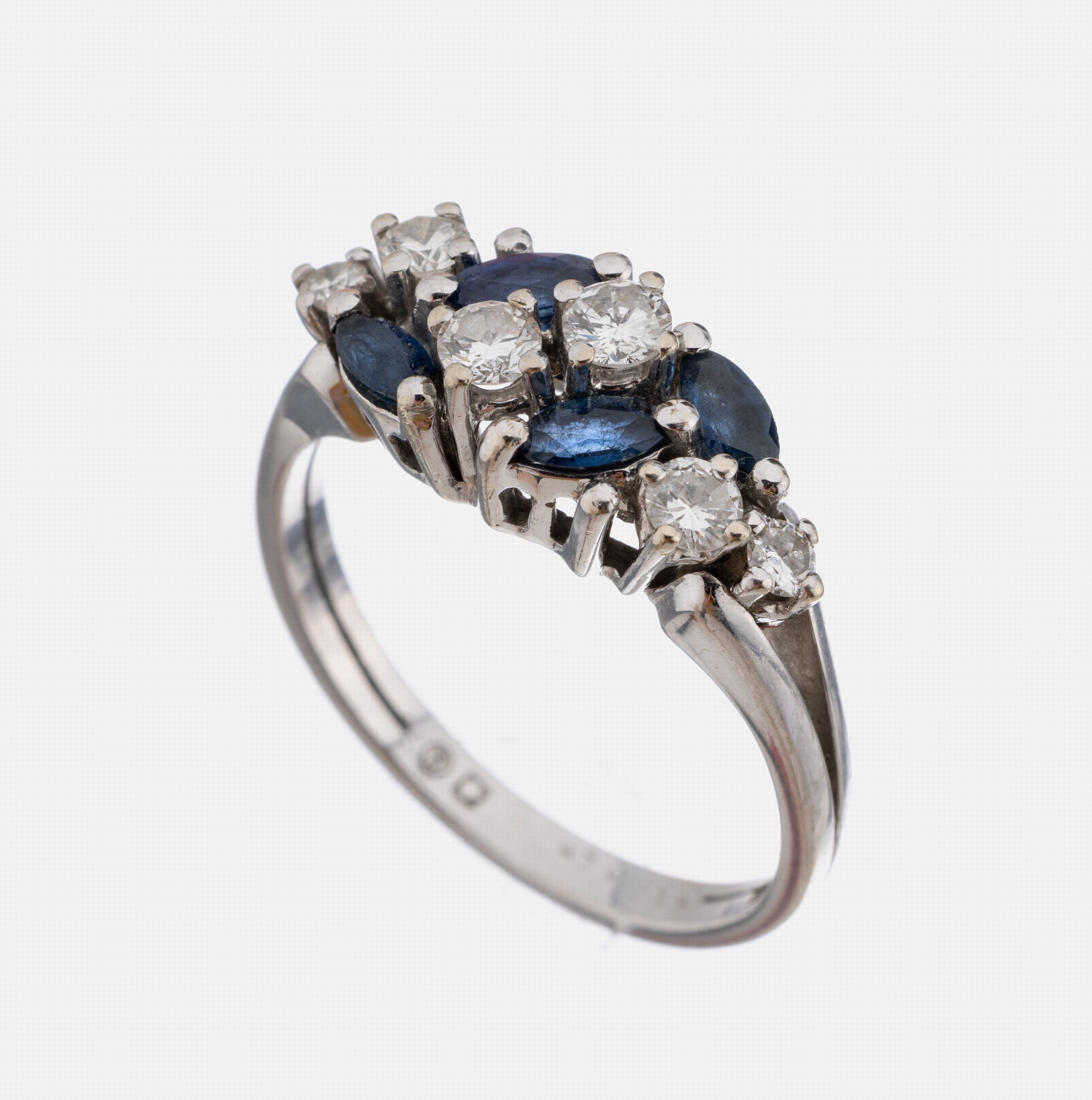 14 kt Gold Saphir-Brillant-Ring, WG 585/000, 4 Saphir-Navettes zus. ca. 0.60 ct, 6 Brillanten zus. ca. 0.39 ct Weiß/si, Karatangaben grav., ca. 4.0 ...
