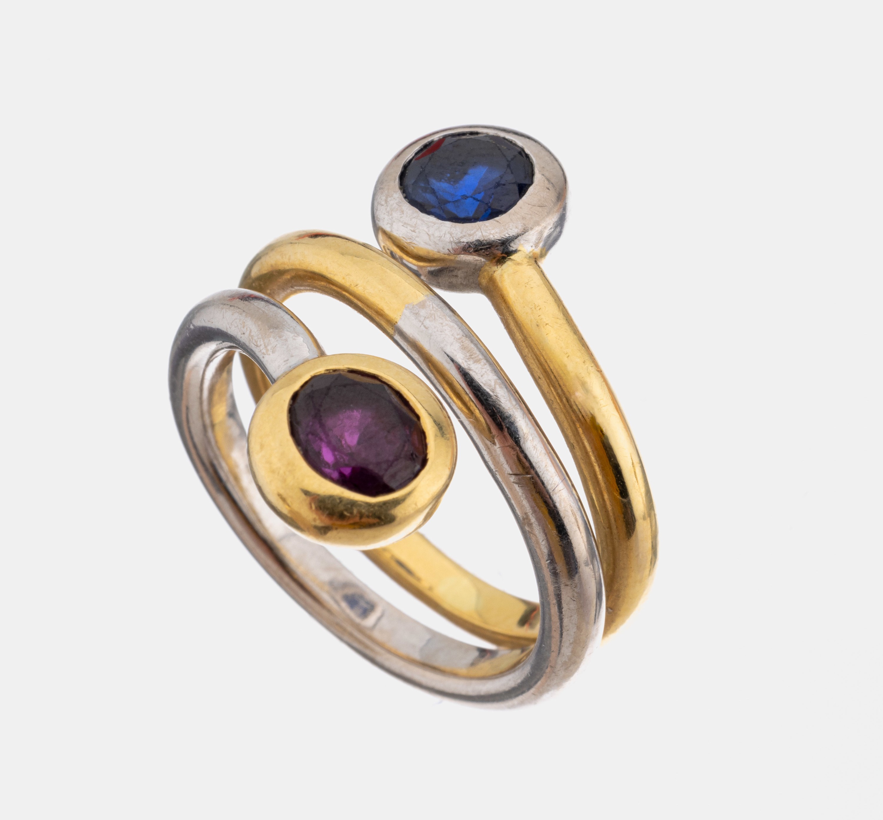 18 kt Gold Farbstein-Ring, GG/WG 750/000, rundfacett. Saphir und ovalfacett. Rubin zus. ca. 2.0 ct, 3-reihige Optik, ca. 15.2 g, RW 57