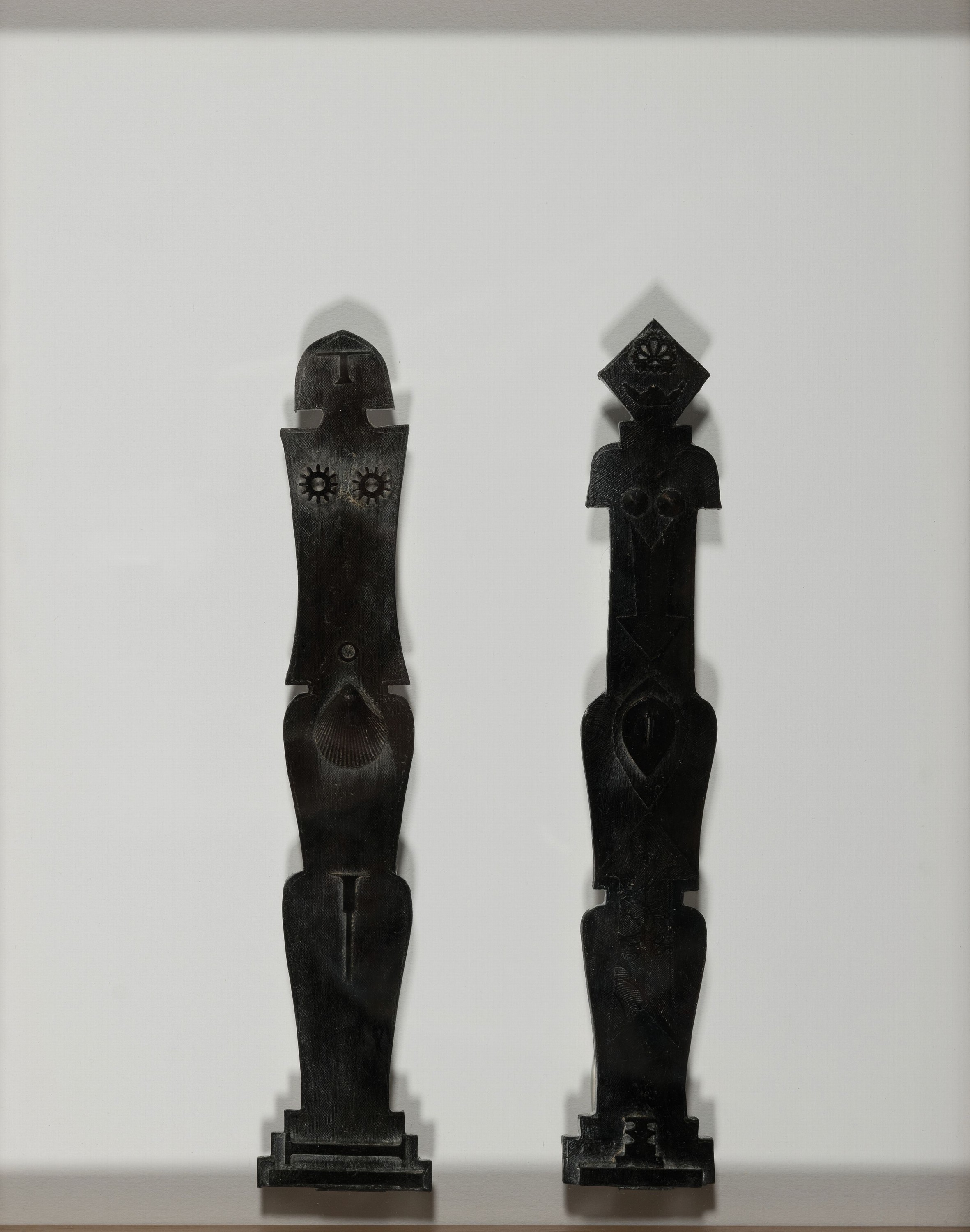 Jochen Winckler, 1938 Breslau-2023 Königsfeld im Schwarzwald, Ohne Titel, Paar, Metall Skulpturen, H. je ca. 20cm, im Objektkasten ca. 33x27cm