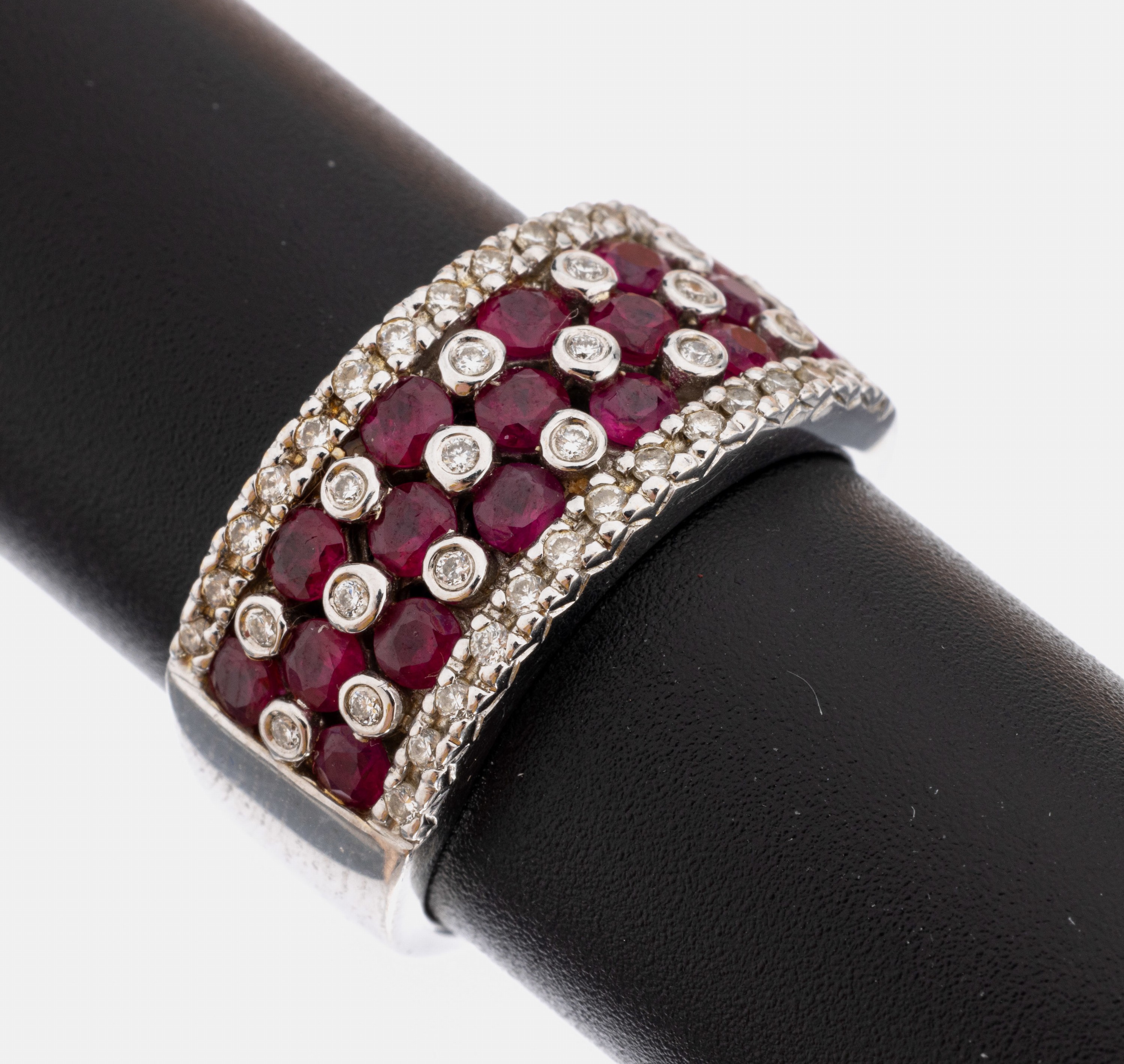 18 kt Gold Rubin-Brillant-Ring, WG 750/000,sign. DAMAS, 17 rundfacett. Rubine zus. ca. 1.47 ct, Brillanten zus. ca. 0.32 ct Weiß/si- p, ca. 10.8 g, ...