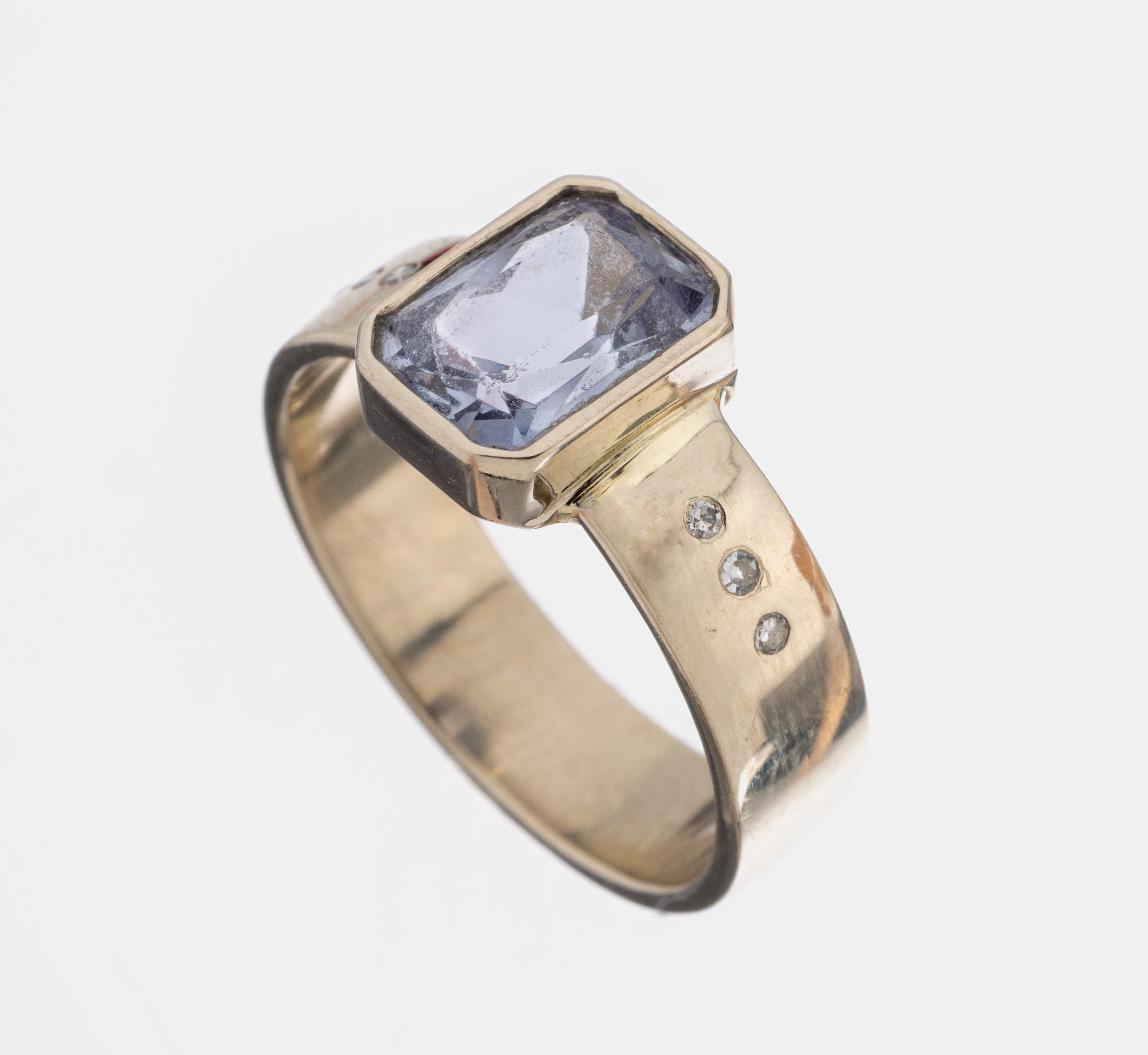 14 kt Gold Farbstein-Brillant-Ring, WG 585/000, aquamarinfarbene Synthese im Emerald-Cut, Kerben, mit kl. Brillantbes., ca.5.3 g, RW 56, neue Rhod. ...