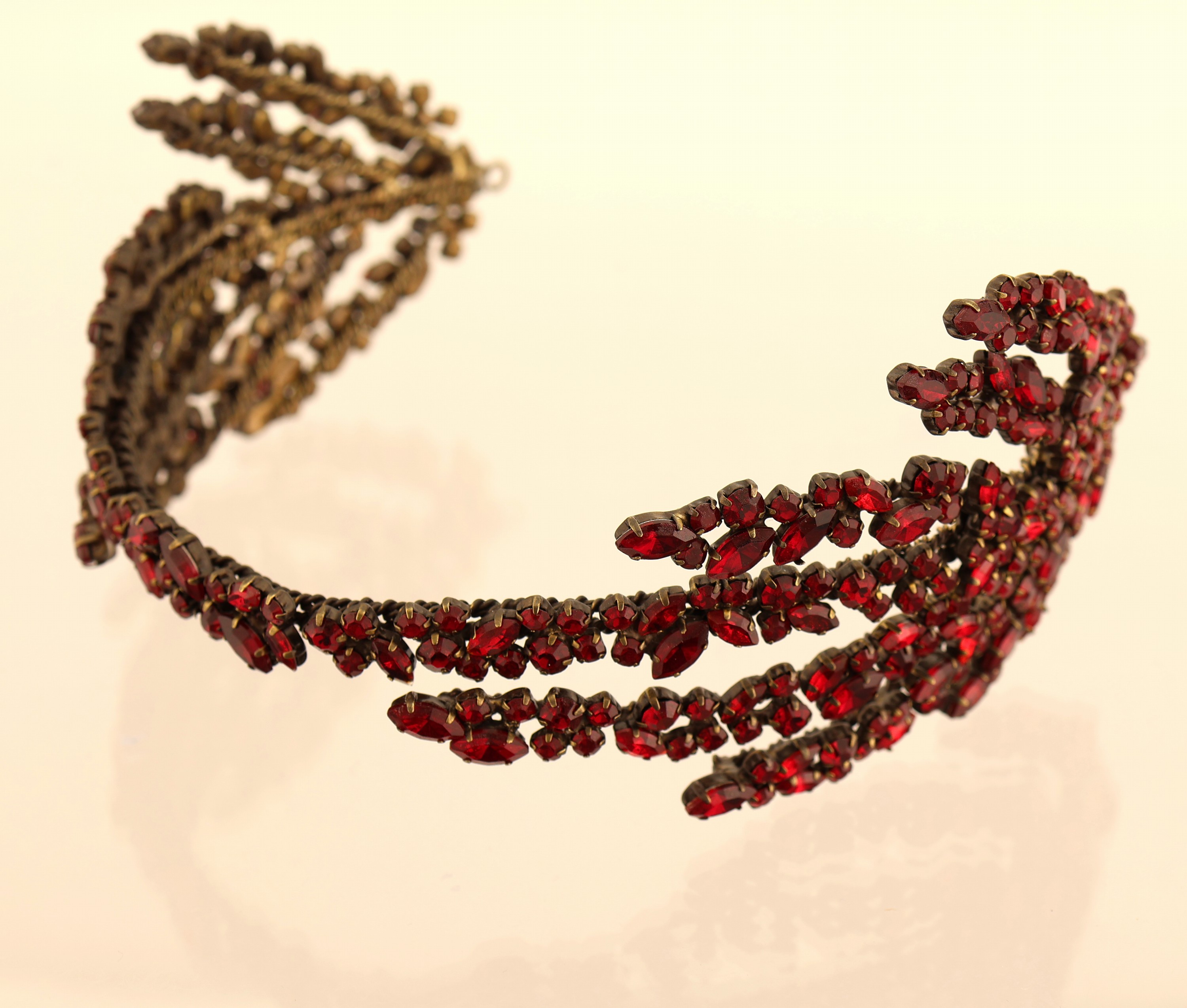 Detail a: Kopfschmuck/Diadem, Gablonz 1930er Jahre, Metall, granatfarbener Glassteinbesatz in versch. Schliffformen, Signet GA, Durchm. ca. 16 cm, prunkvoll
