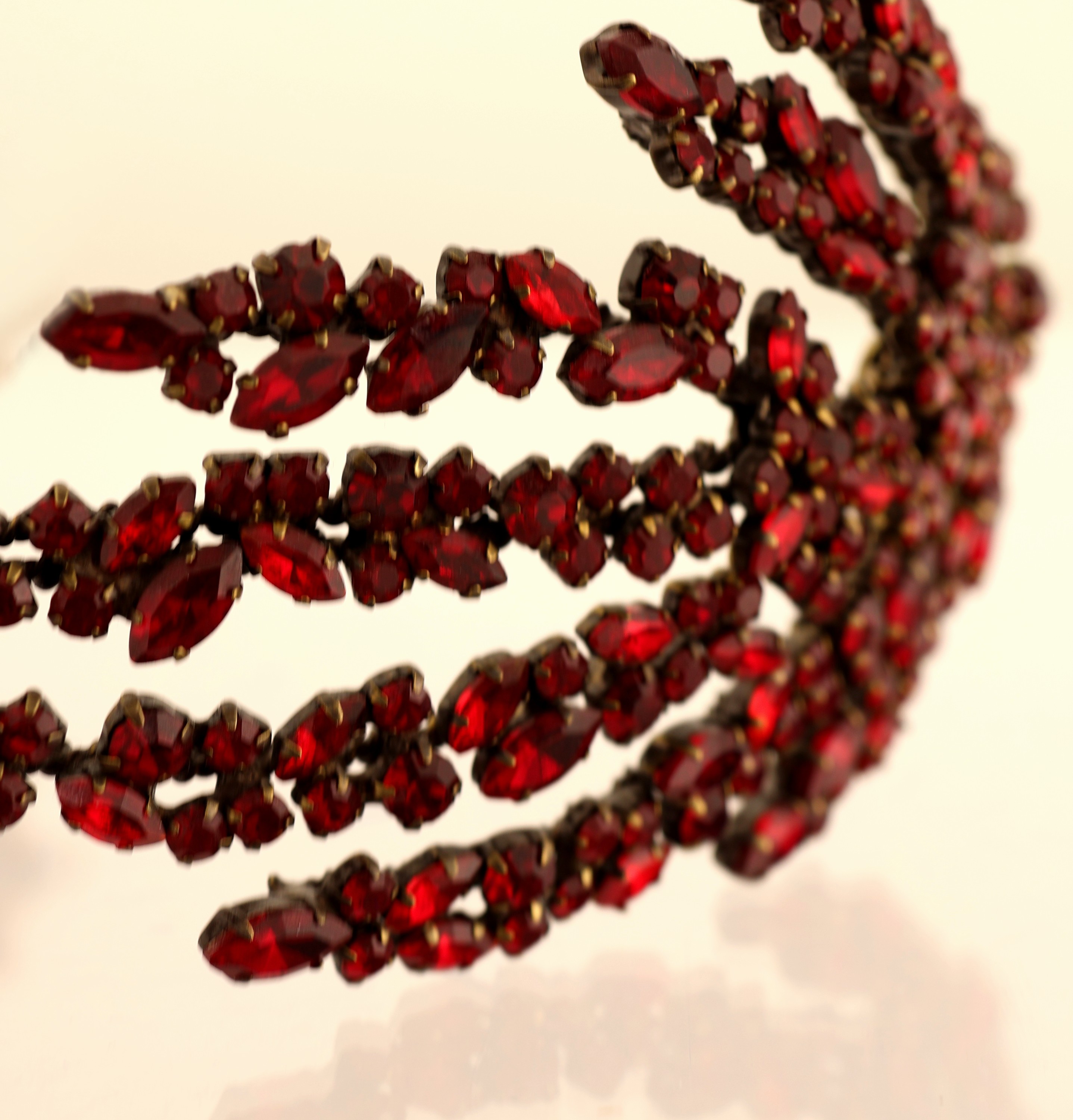 Detail b: Kopfschmuck/Diadem, Gablonz 1930er Jahre, Metall, granatfarbener Glassteinbesatz in versch. Schliffformen, Signet GA, Durchm. ca. 16 cm, prunkvoll