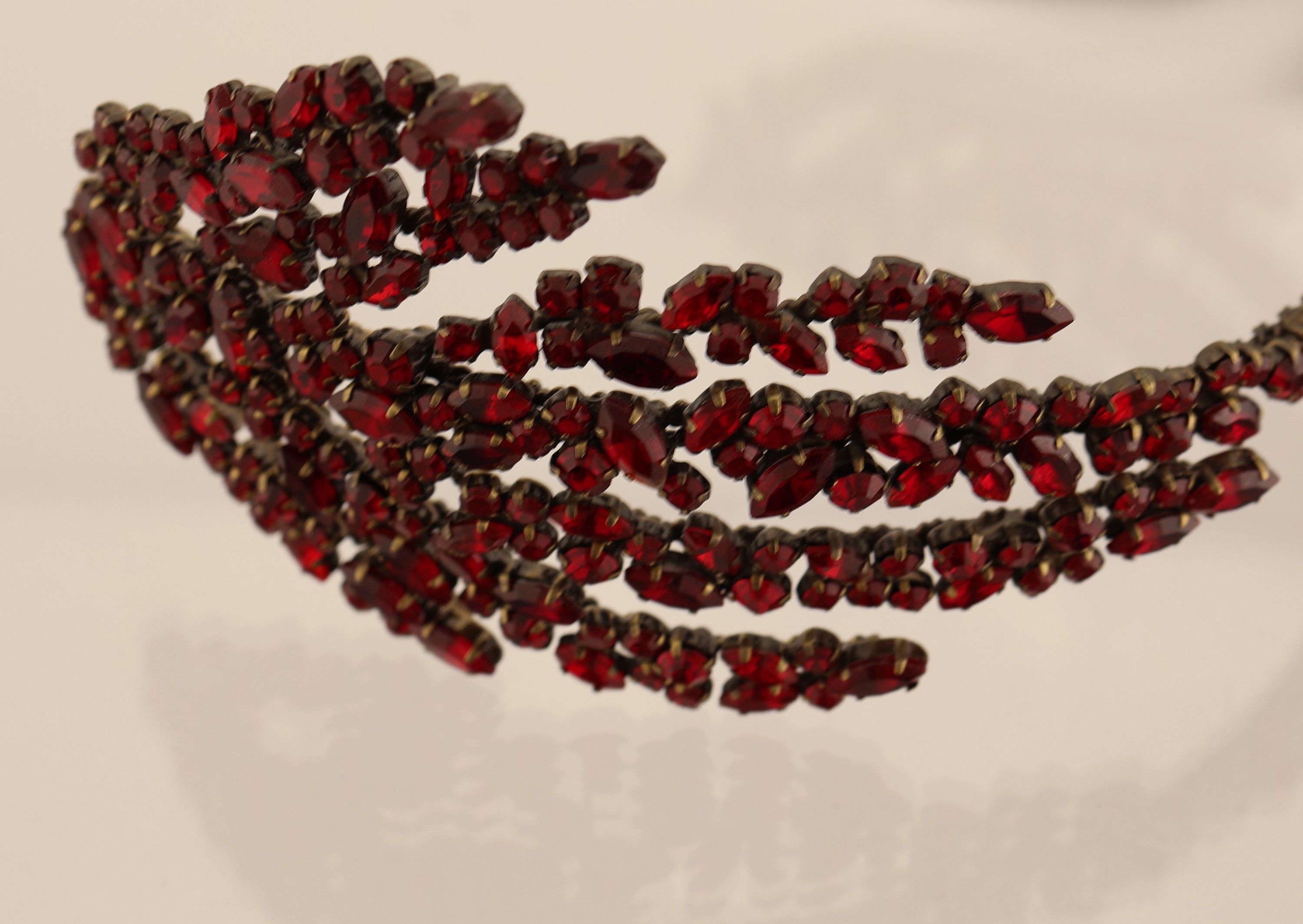 Detail d: Kopfschmuck/Diadem, Gablonz 1930er Jahre, Metall, granatfarbener Glassteinbesatz in versch. Schliffformen, Signet GA, Durchm. ca. 16 cm, prunkvoll