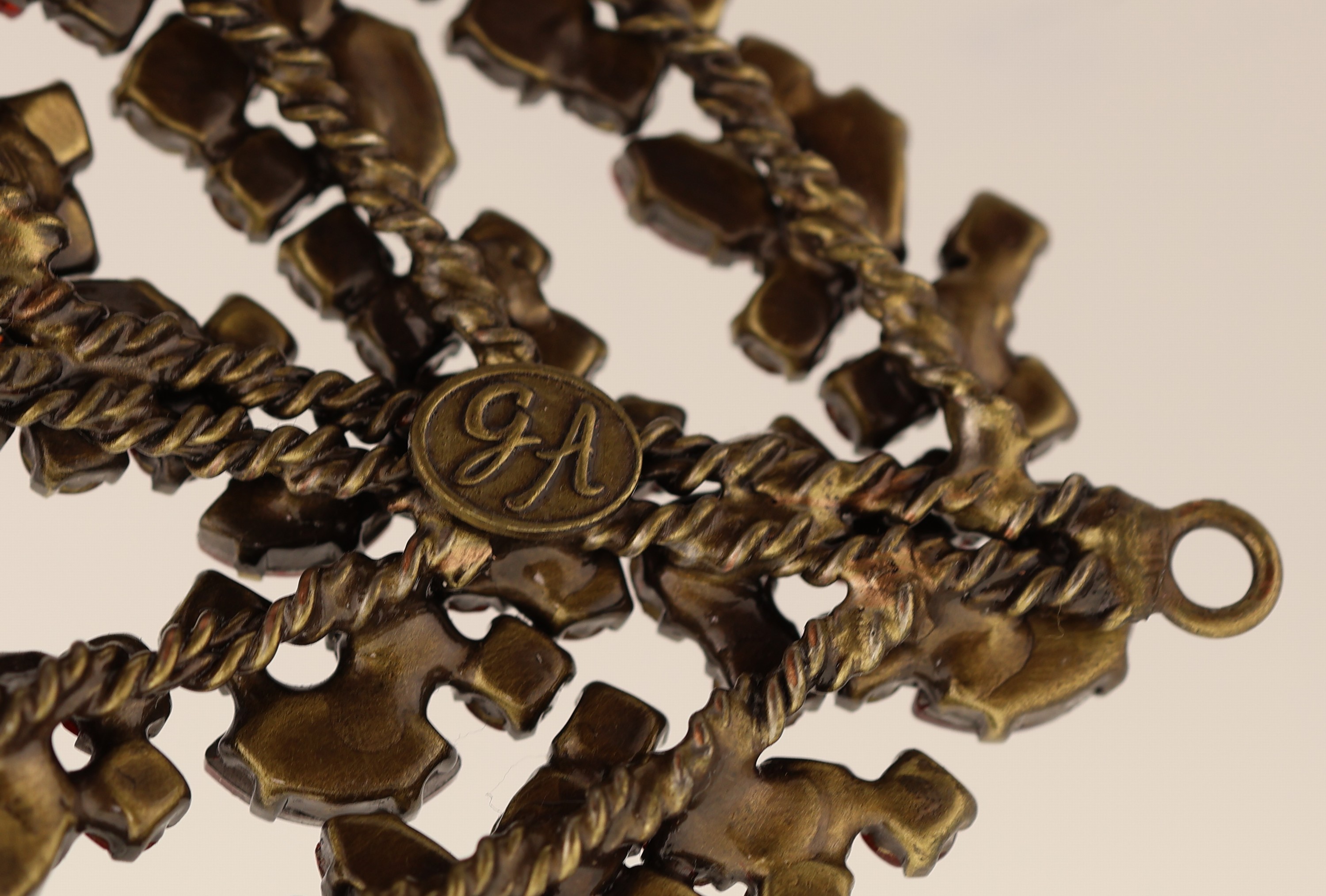 Detail e: Kopfschmuck/Diadem, Gablonz 1930er Jahre, Metall, granatfarbener Glassteinbesatz in versch. Schliffformen, Signet GA, Durchm. ca. 16 cm, prunkvoll