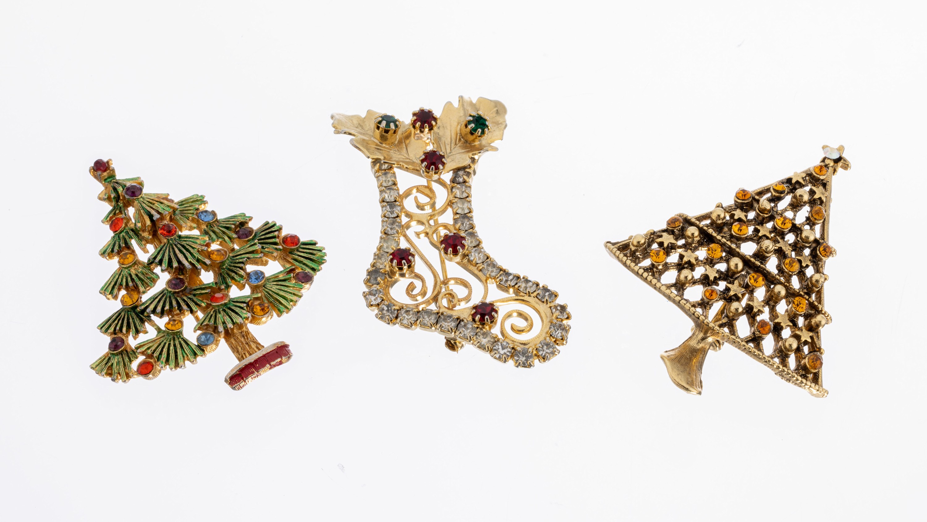 Konvolut 3 Weihnachtsbroschen, USA 1950er Jahre, Metall vergoldet, bunter Swarovsky- Steinbesatz, 1 x Weihnachtsbaum m. grünem Hartlack, bez. ...