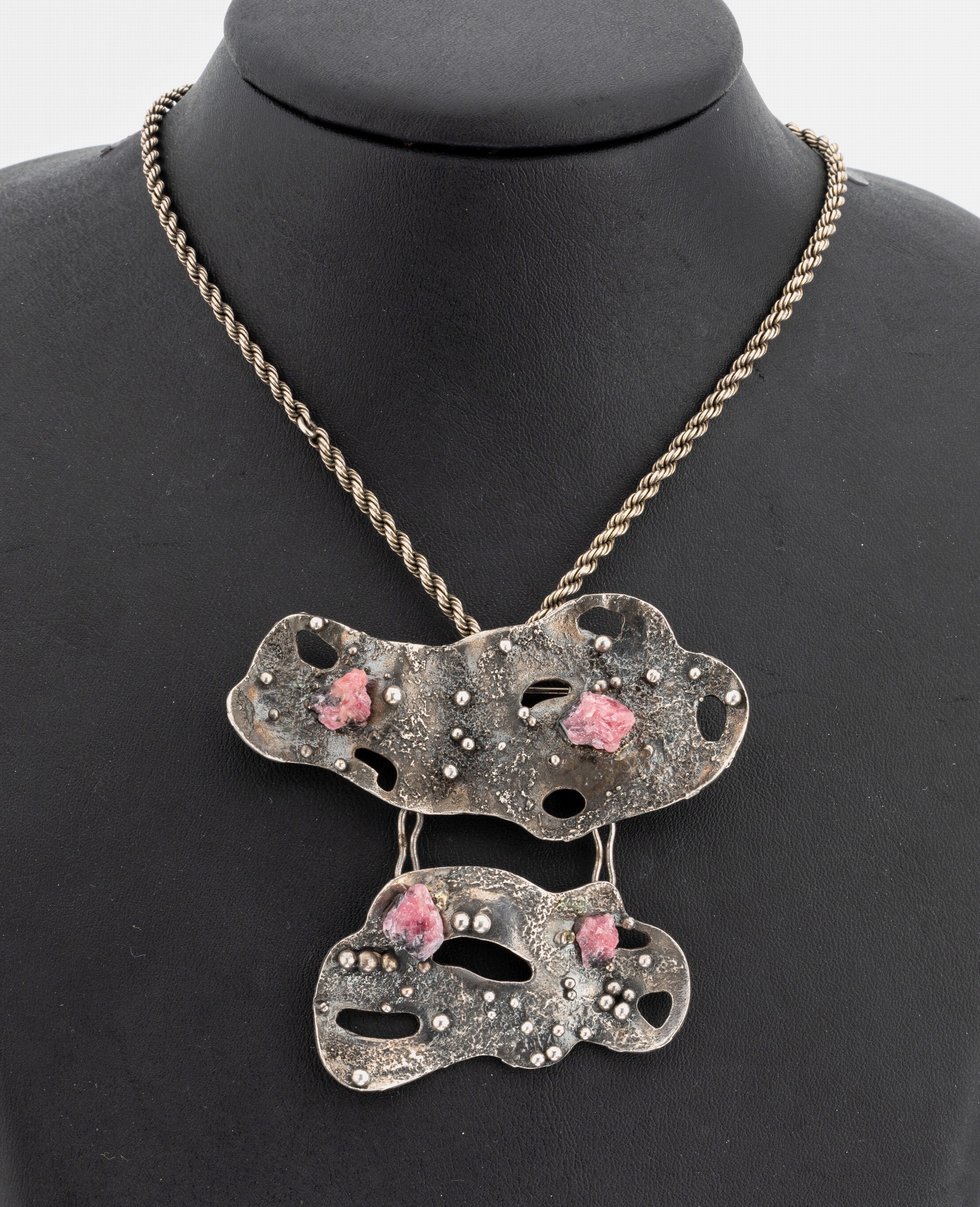 Brosche/Anhänger Brutalismus, 1960/70er Jahre, Silber, geprüft, 2-teilige Konstruktion, organische Oberfläche mit Silber-Granalien und ...
