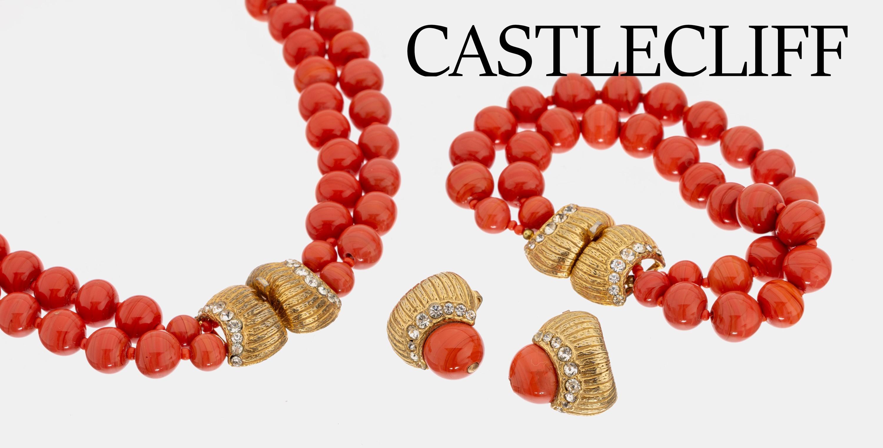3-teilige Parure CASTLECLIFF, USA 1960/70er Jahre, korallenfarbene Kugeln, Monturen Metall mit farblosem Strassbesatz, best. aus: 2-reihigem ...