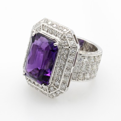 26866096a - Exklusiver Amethystring mit Brillanten, WG 750/000, achteck. Amethyst ca. 13 ct, Brill. ...