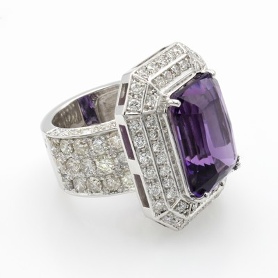 26866096b - Exklusiver Amethystring mit Brillanten, WG 750/000, achteck. Amethyst ca. 13 ct, Brill. ...